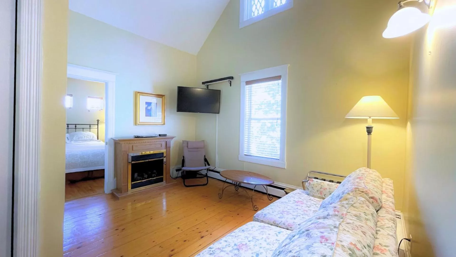 TV and multimedia, TV/Entertainment Center in BNB Maison Drew