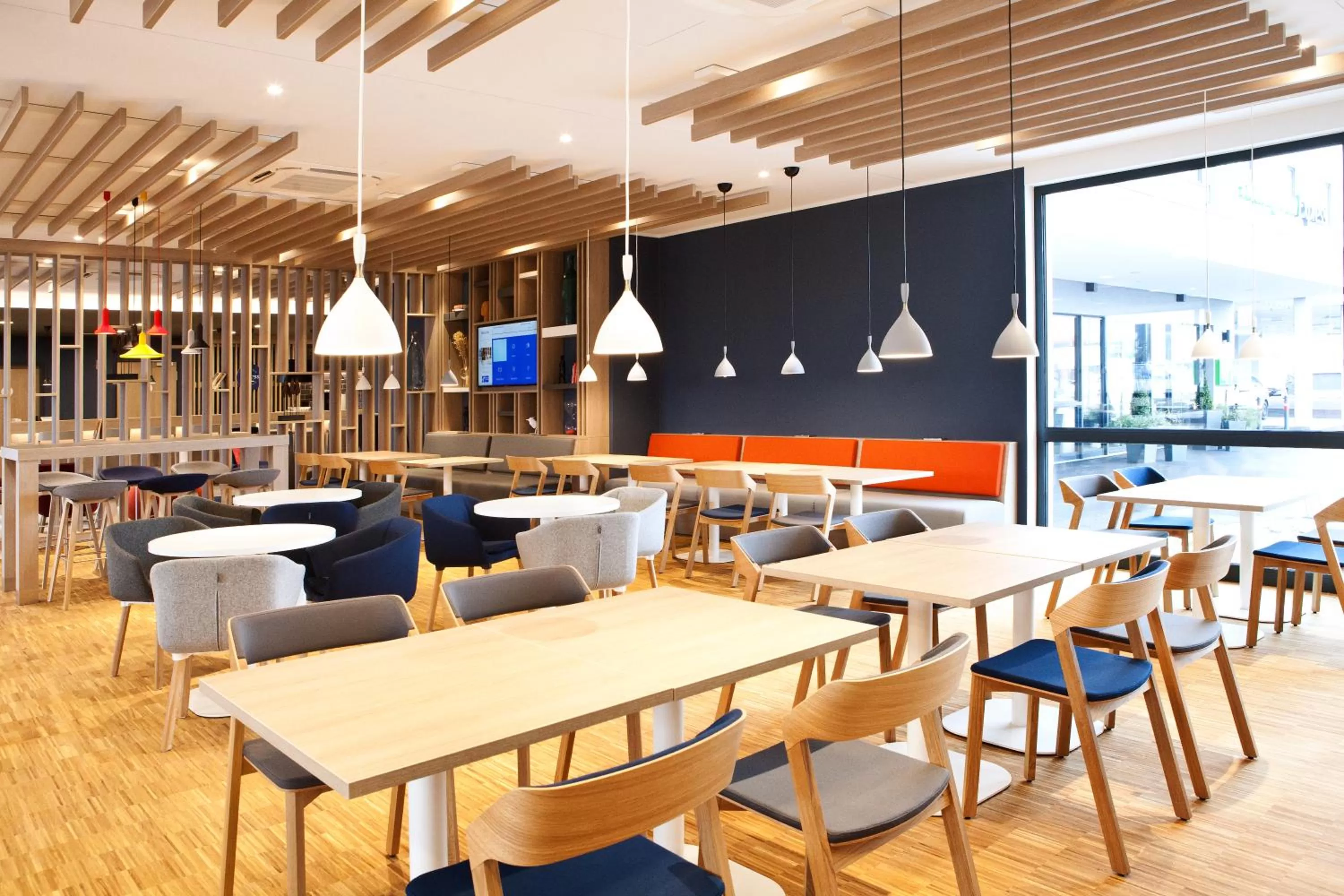 Lounge or bar in Holiday Inn Express - Offenburg by IHG
