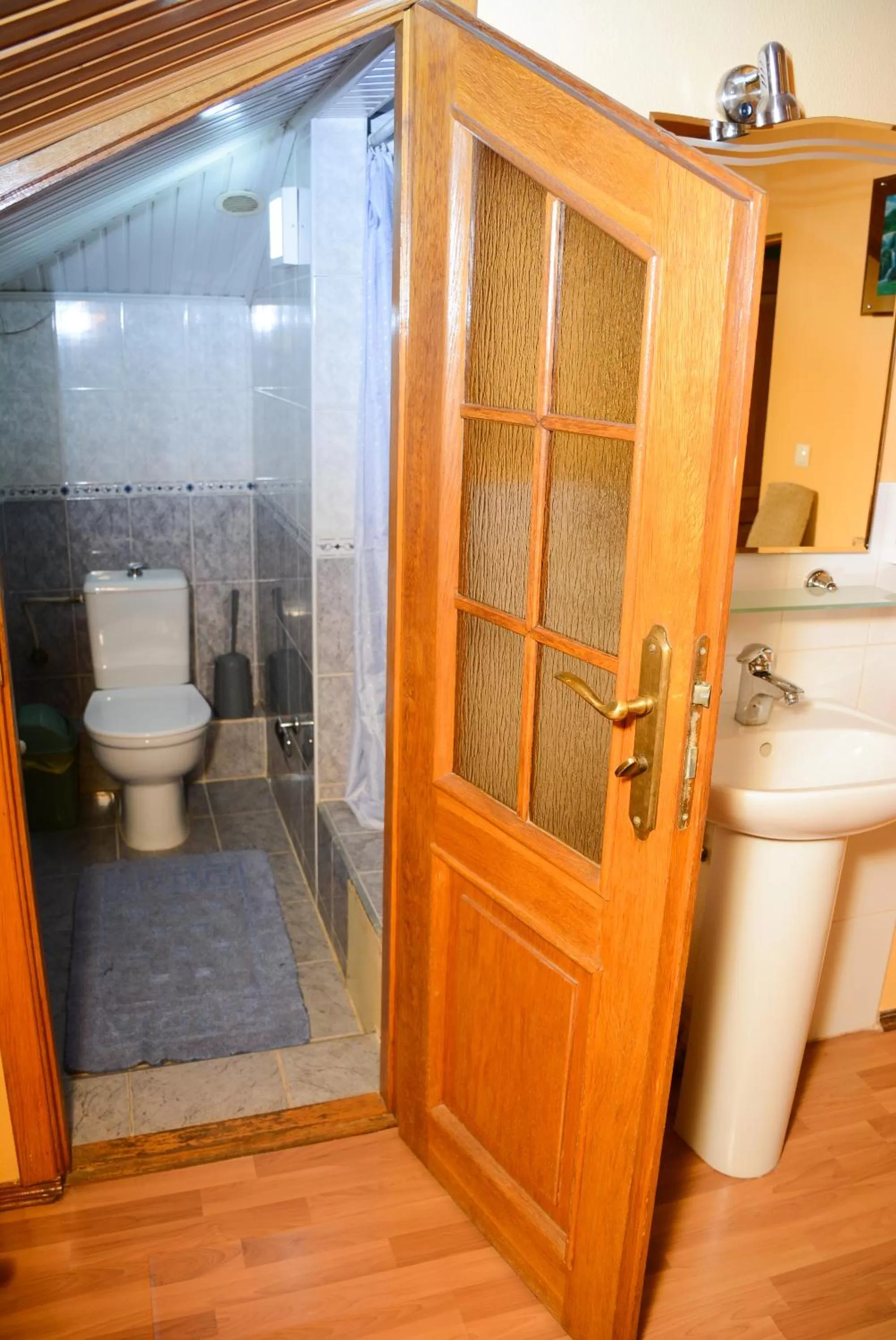 Property building, Bathroom in Bazar Motel