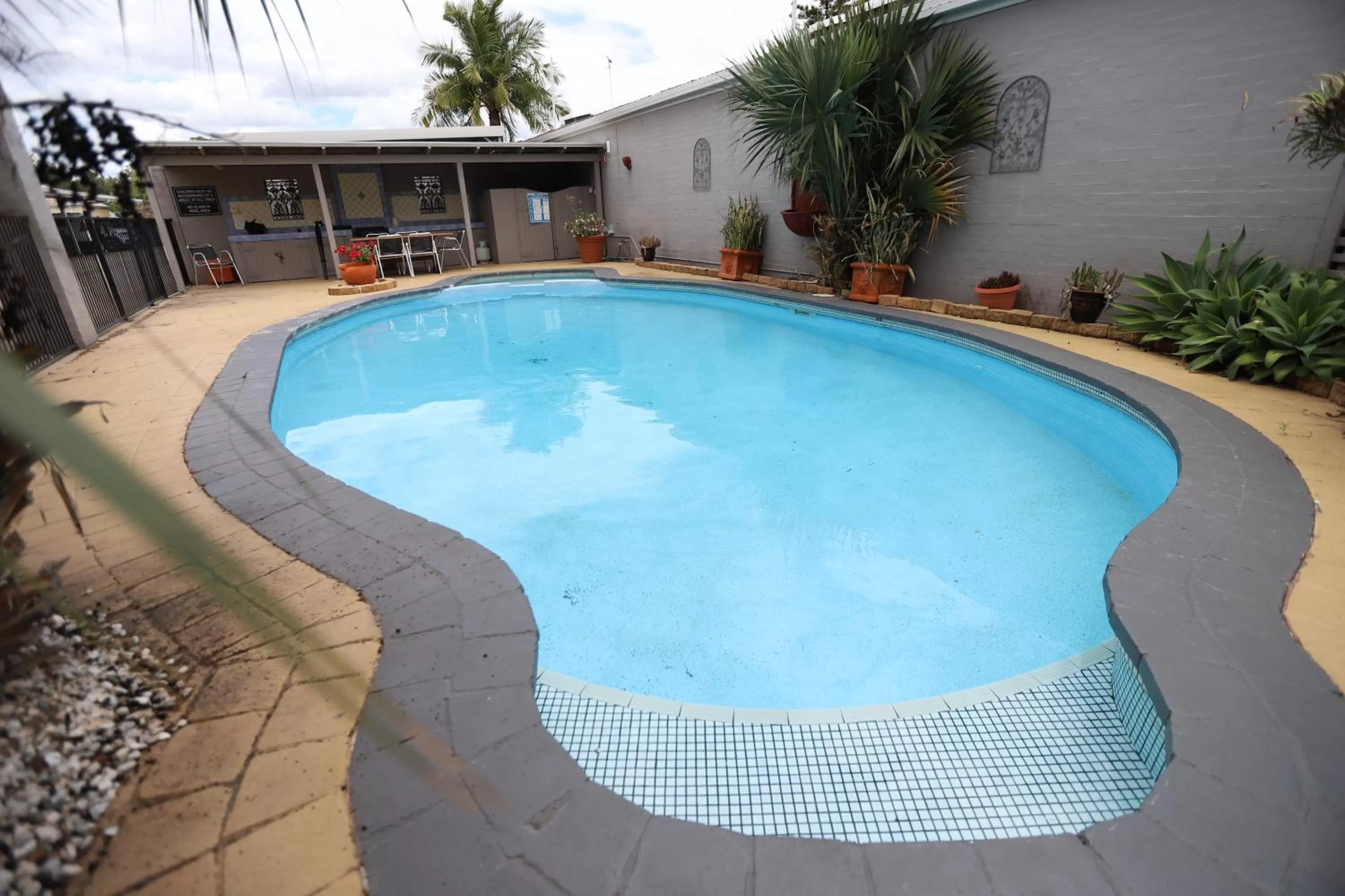 Swimming pool in The Town House Motor Inn