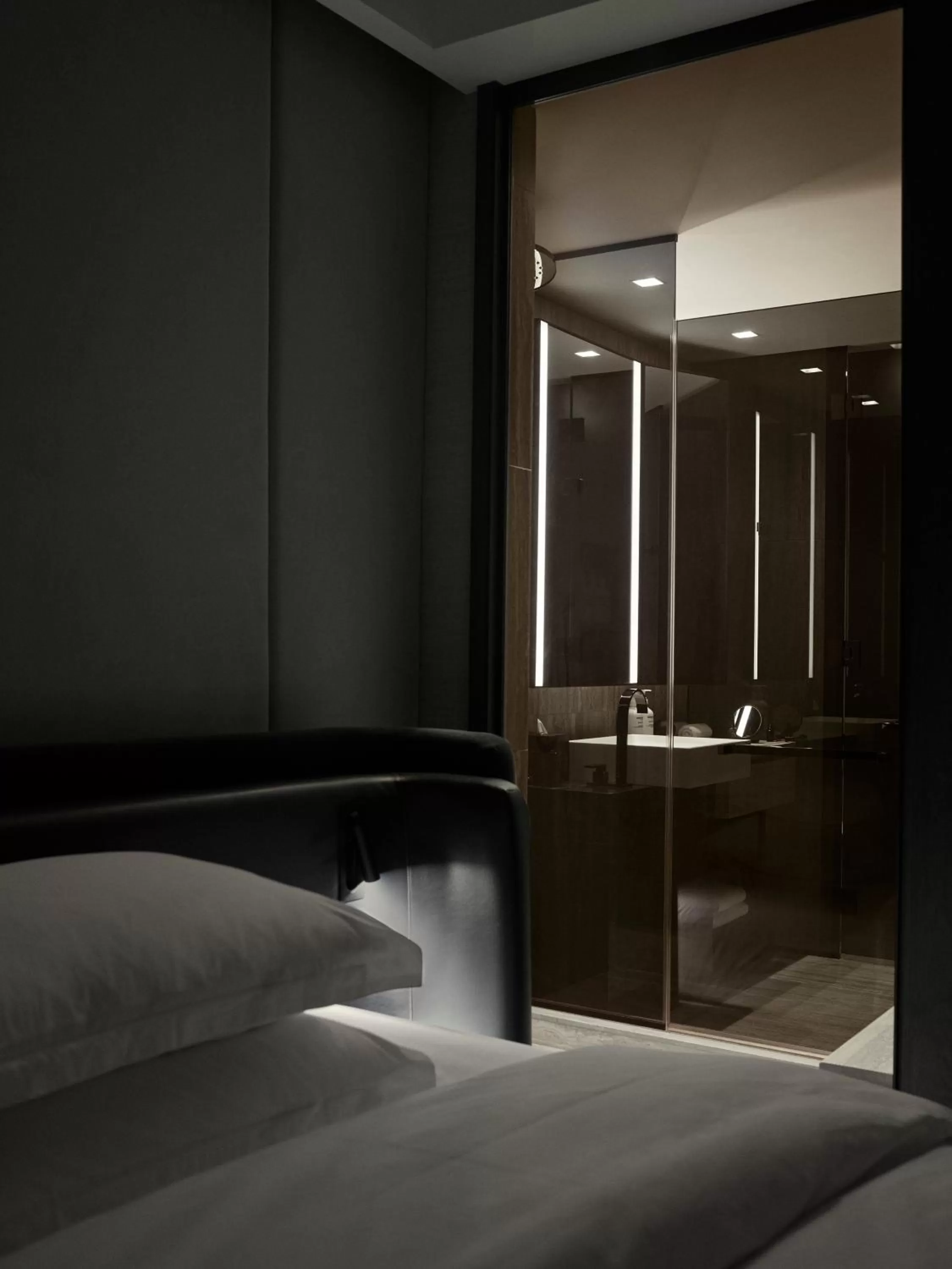 Photo of the whole room, Bed in Equinox Hotel New York