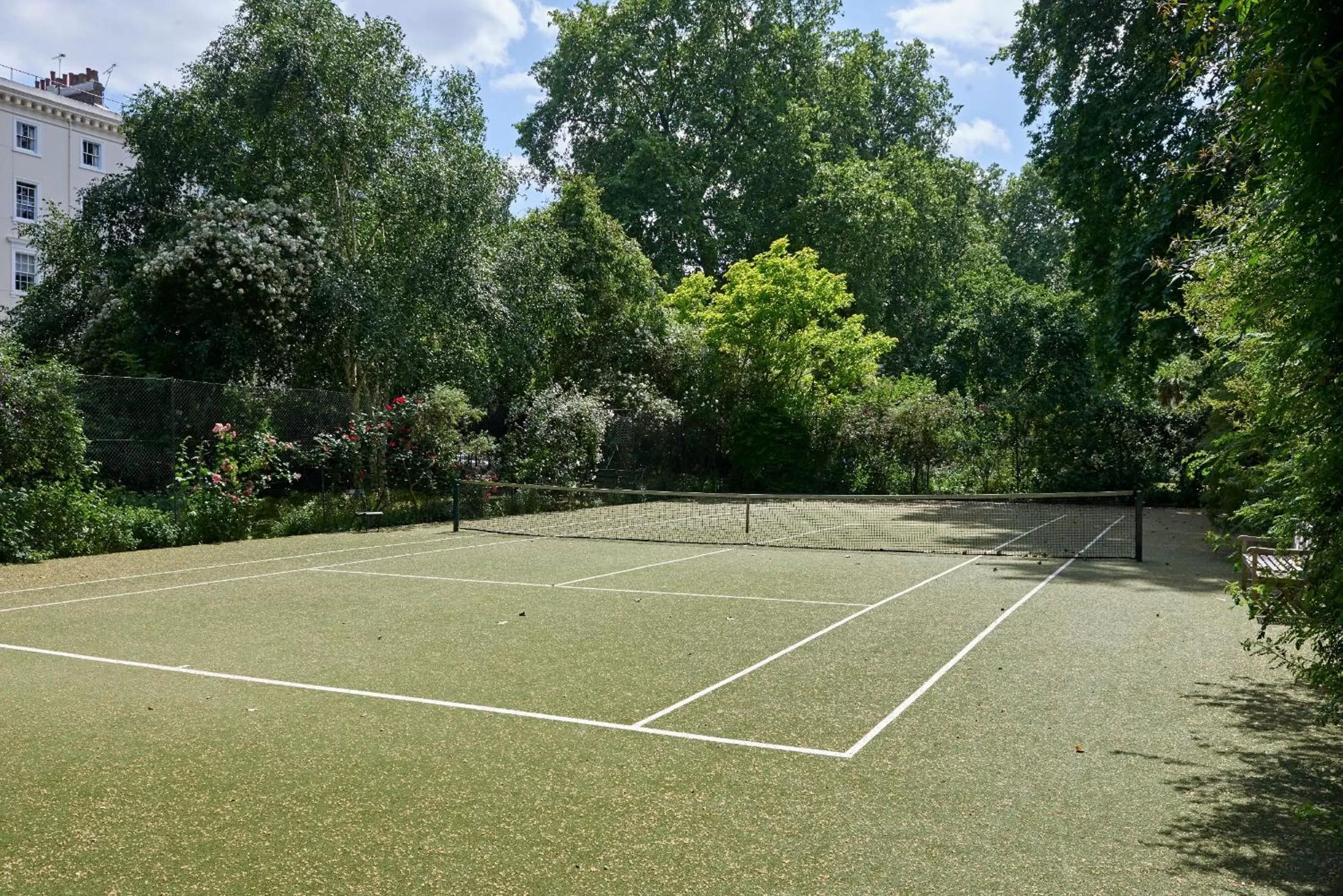 Tennis court in Eccleston Square Hotel