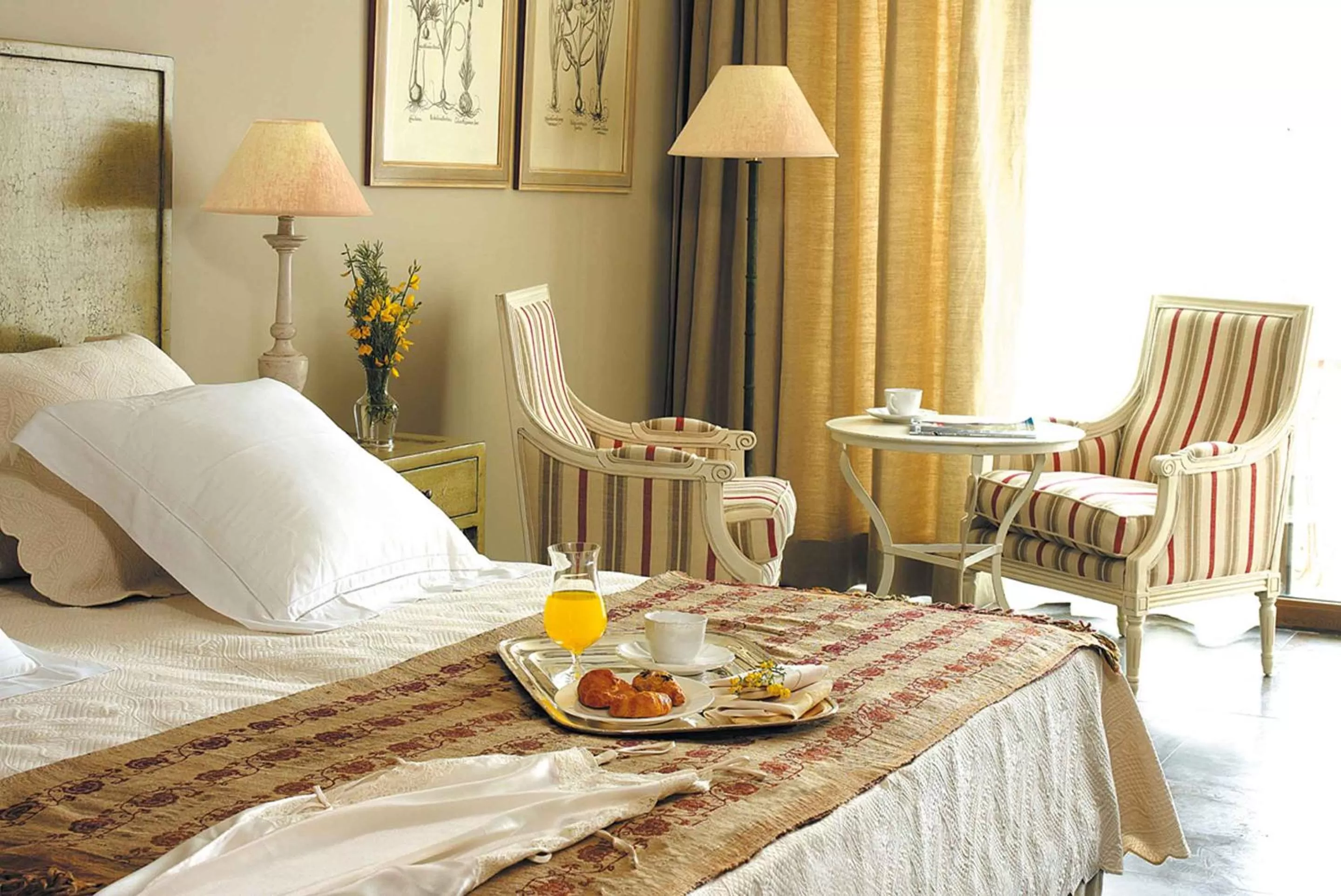 Bed in Asia Gardens Hotel & Thai Spa, a Royal Hideaway Hotel