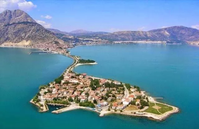 Bird's-eye View in Ali's Pension