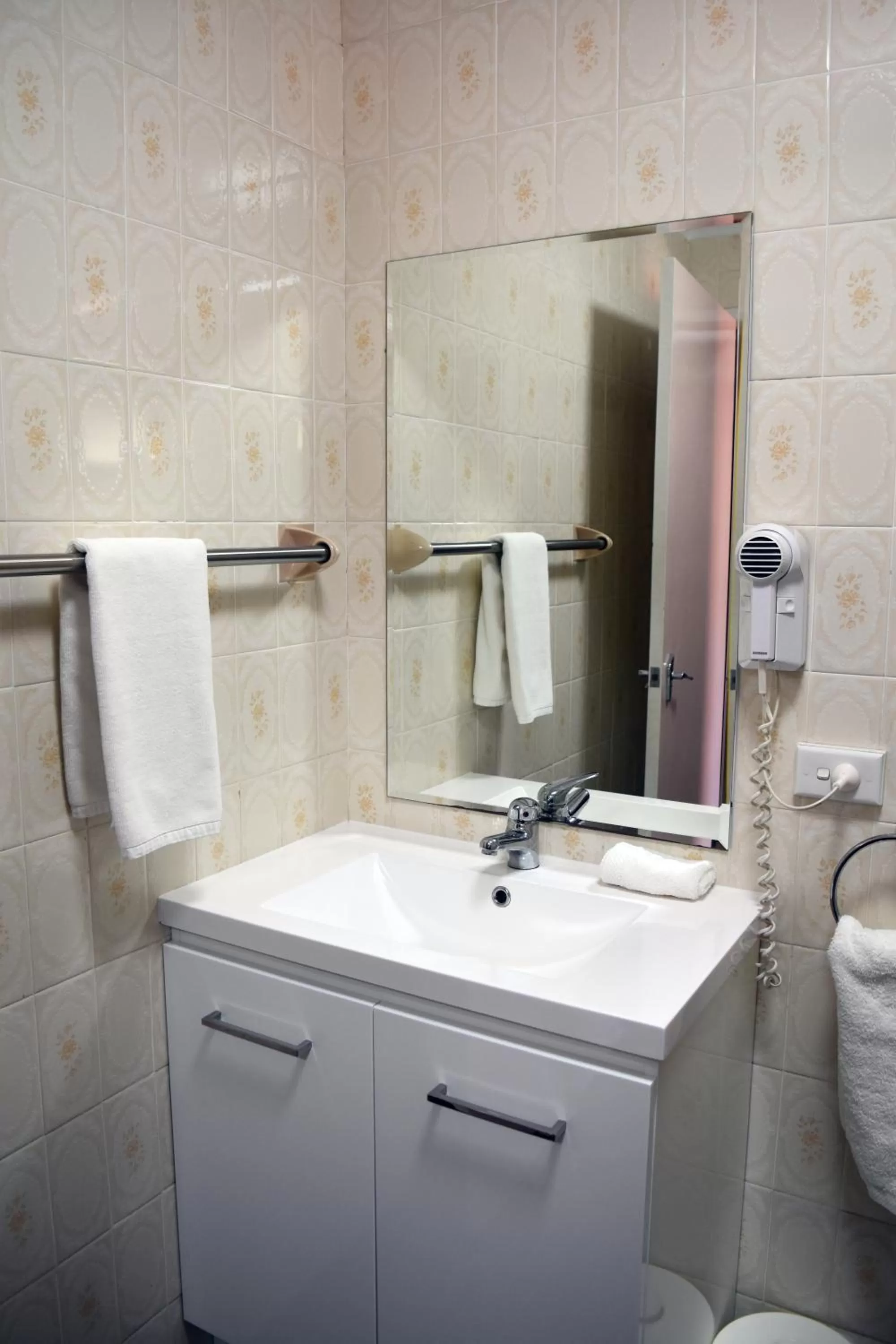 Ten Dollar Town Motel