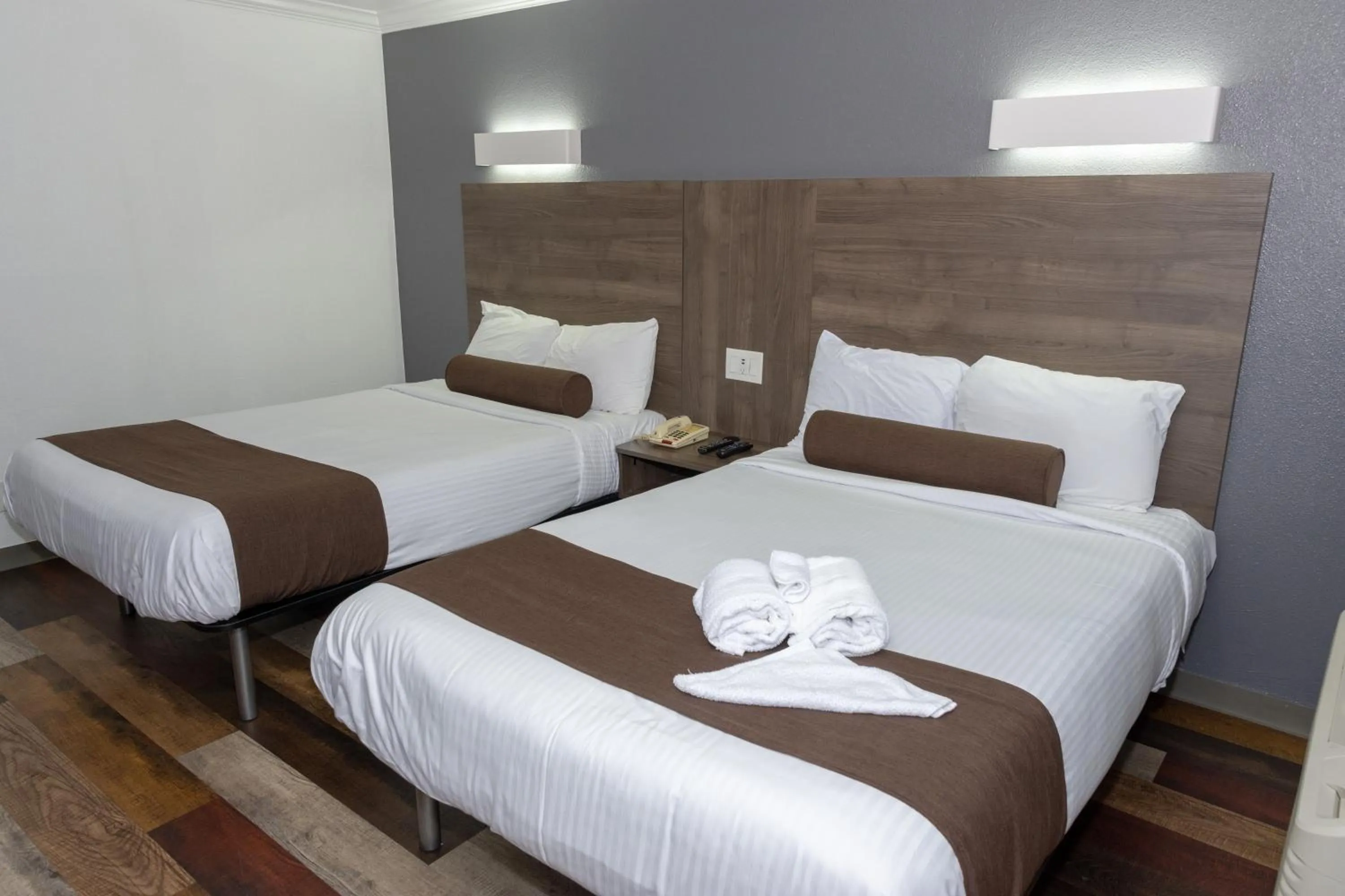 Bedroom, Bed in Value Inn Bellflower