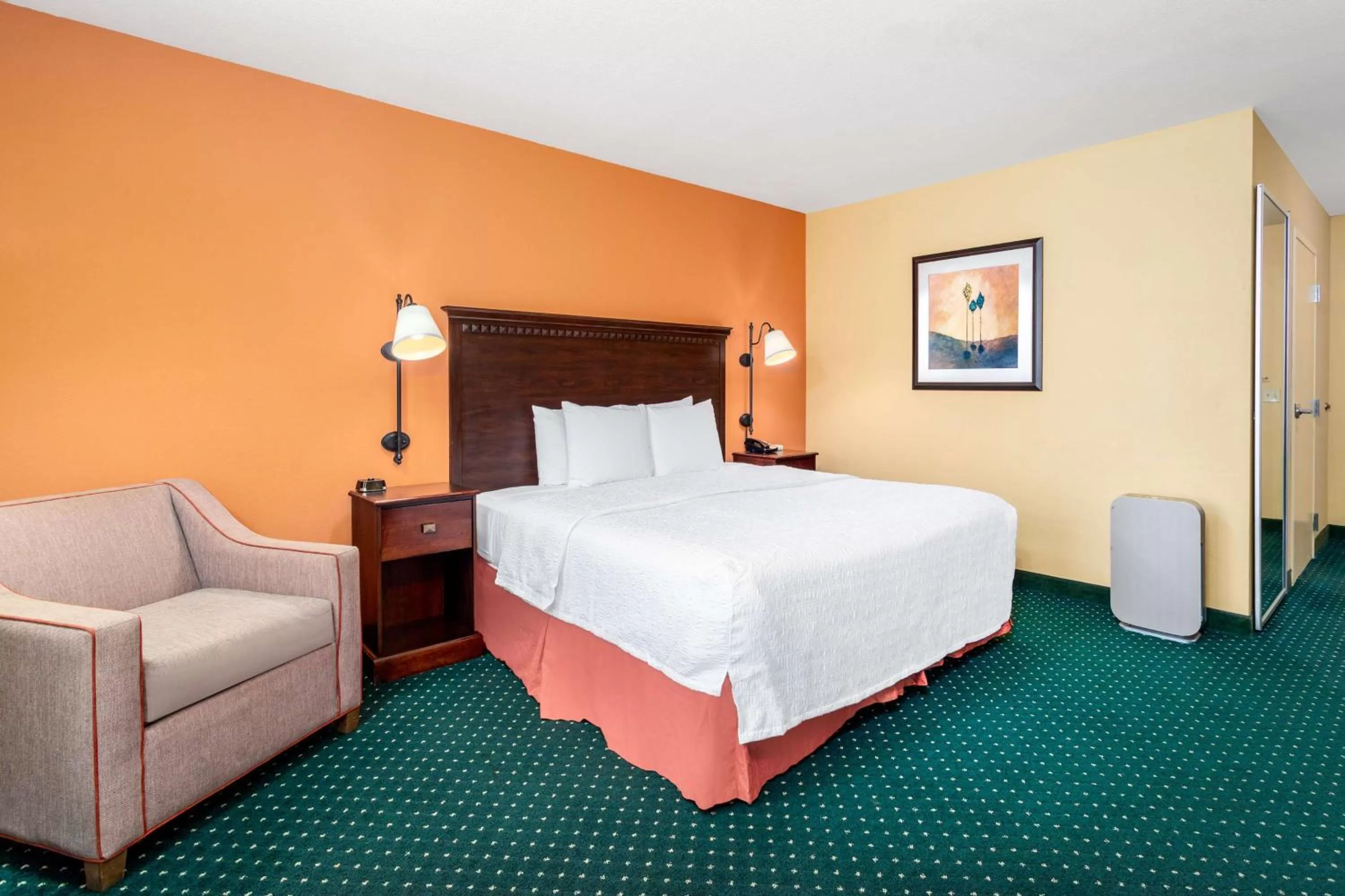 Bed in Hampton Inn & Suites Sacramento-Elk Grove Laguna I-5