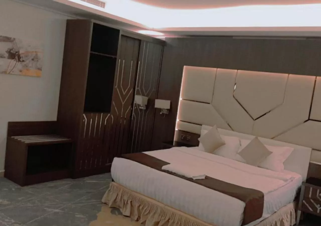 جناح من غرفتي نوم مع سرير مزدوج وإطلالة على البحر in فندق جيست هاوس