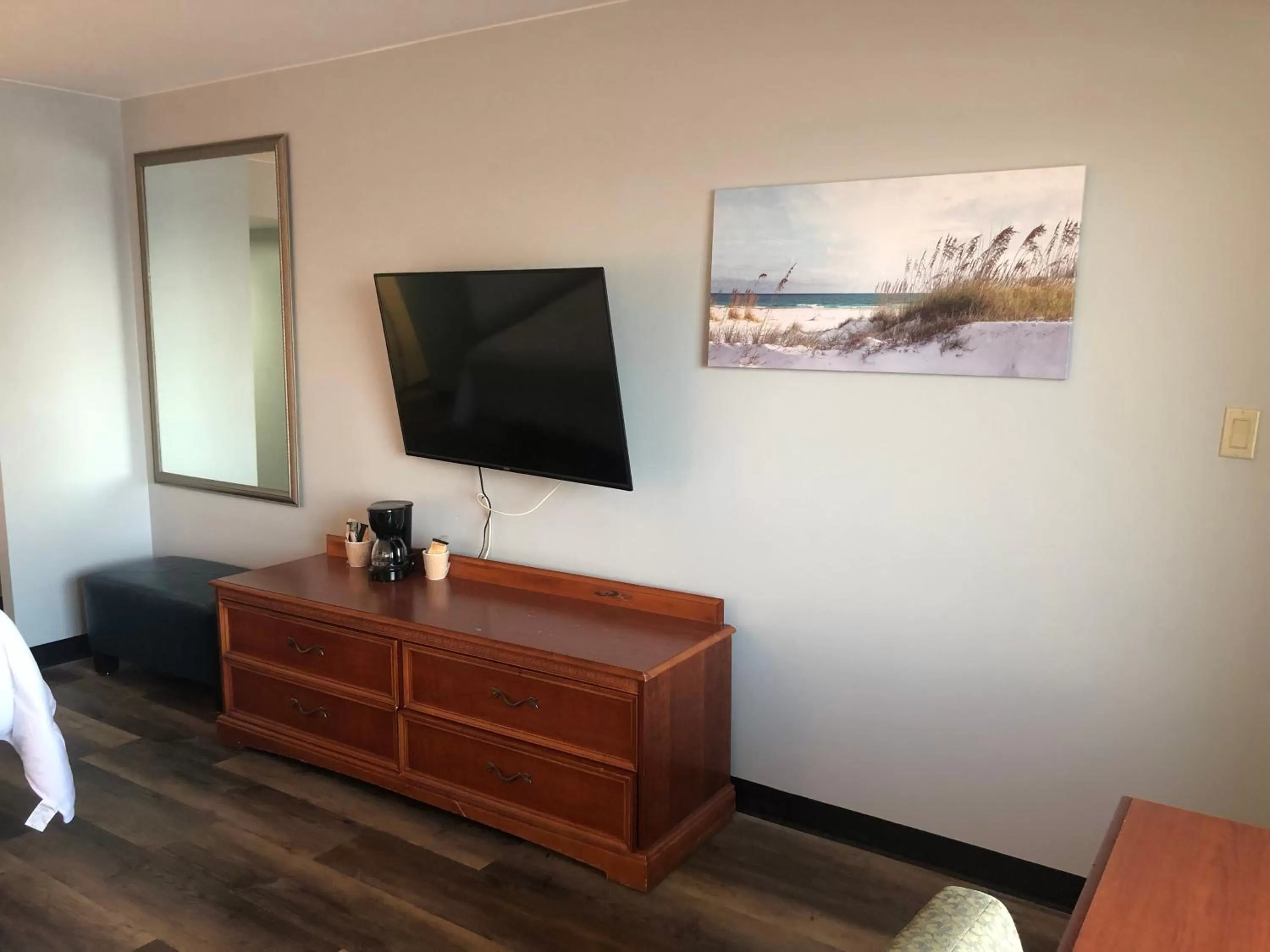 TV and multimedia in Gazebo Inn Oceanfront