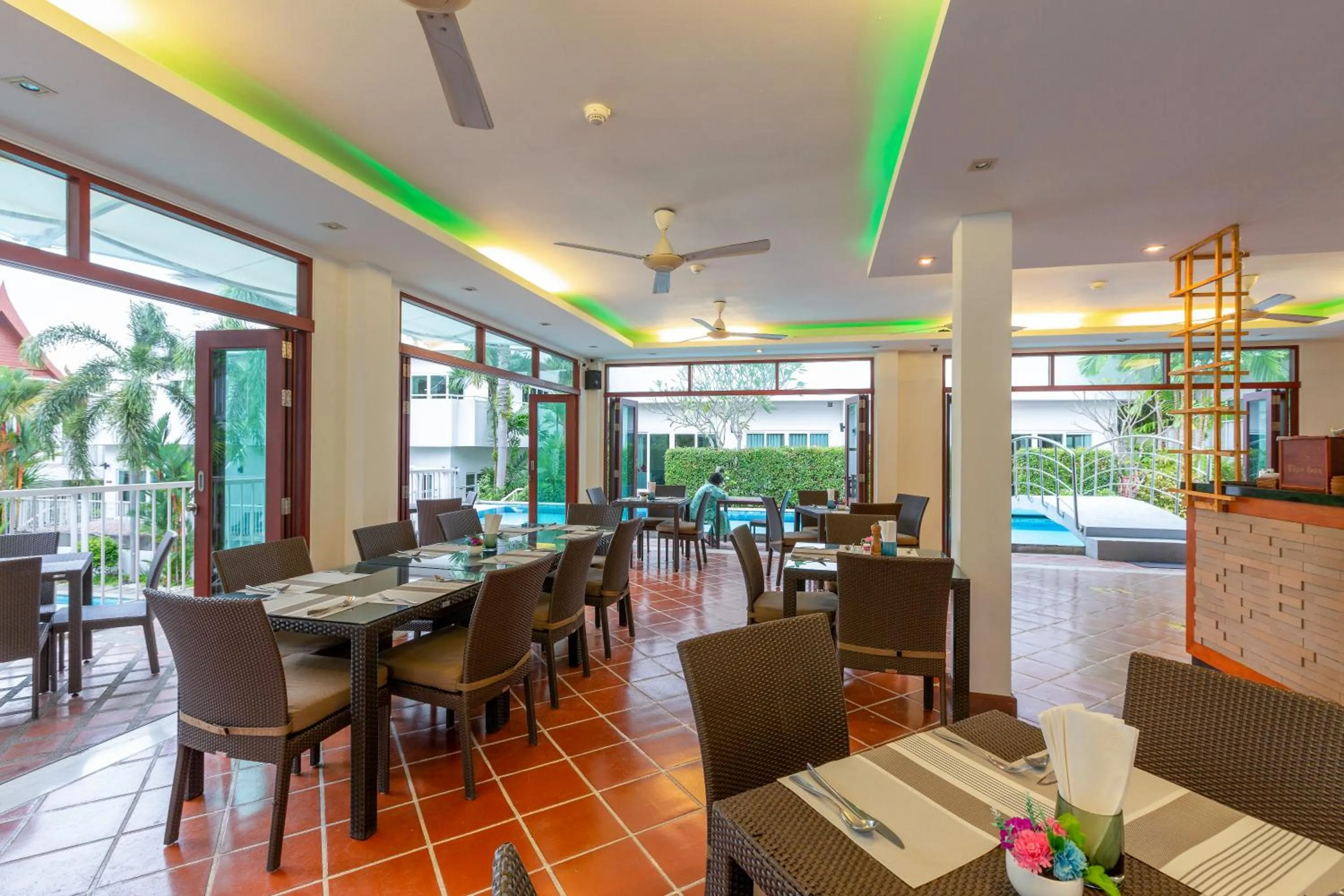 Restaurant/places to eat in Phunawa Resort Phuket Karon Beach - SHA Plus