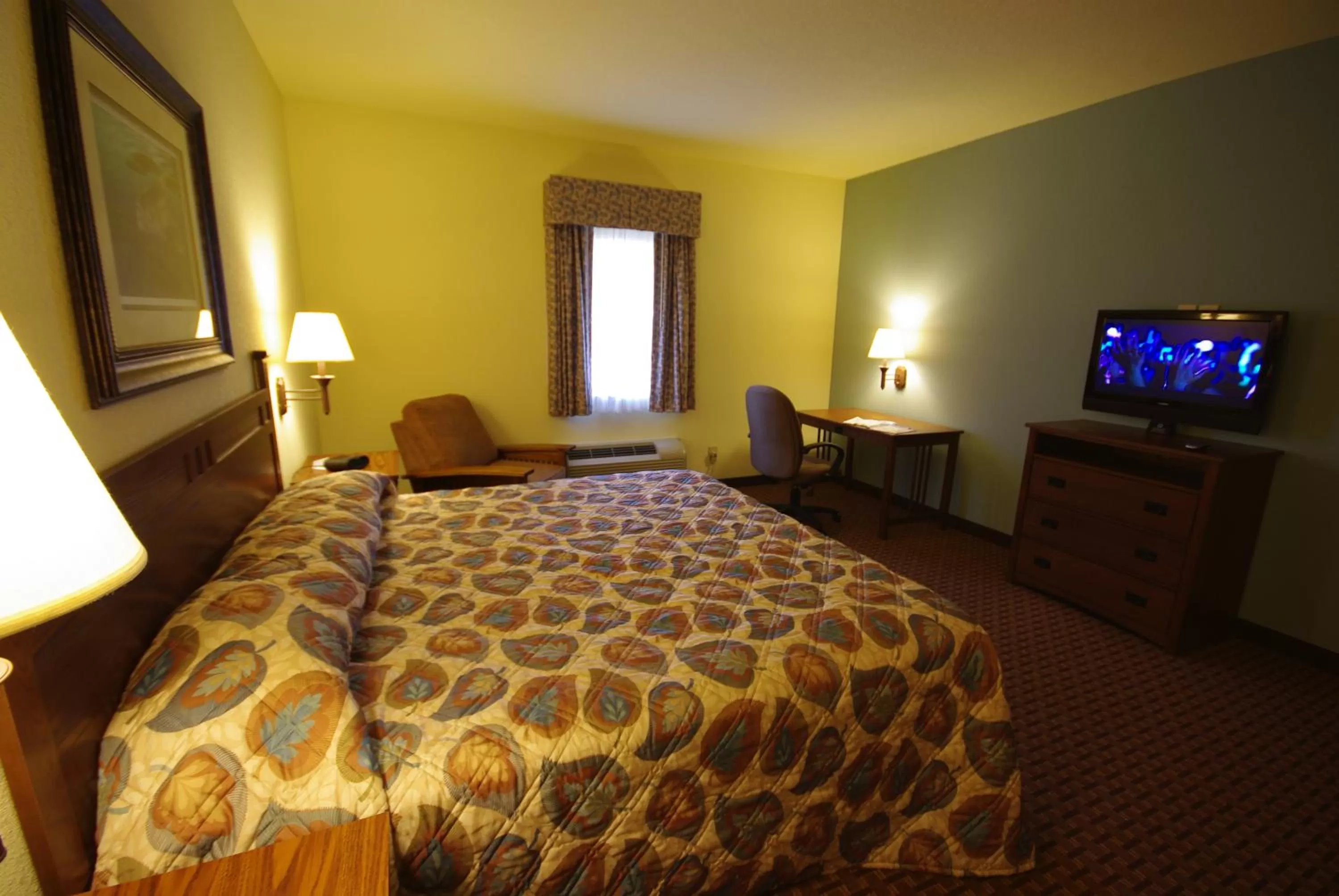 King Suite in Mountain Inn & Suites Airport - Hendersonville