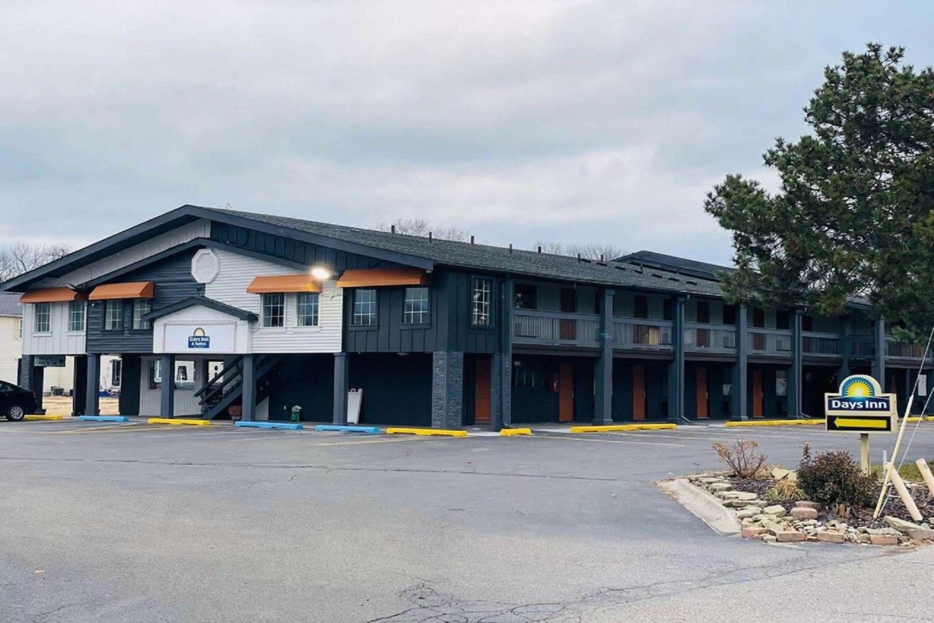 Property building in Days Inn and Suites by Wyndham Port Huron