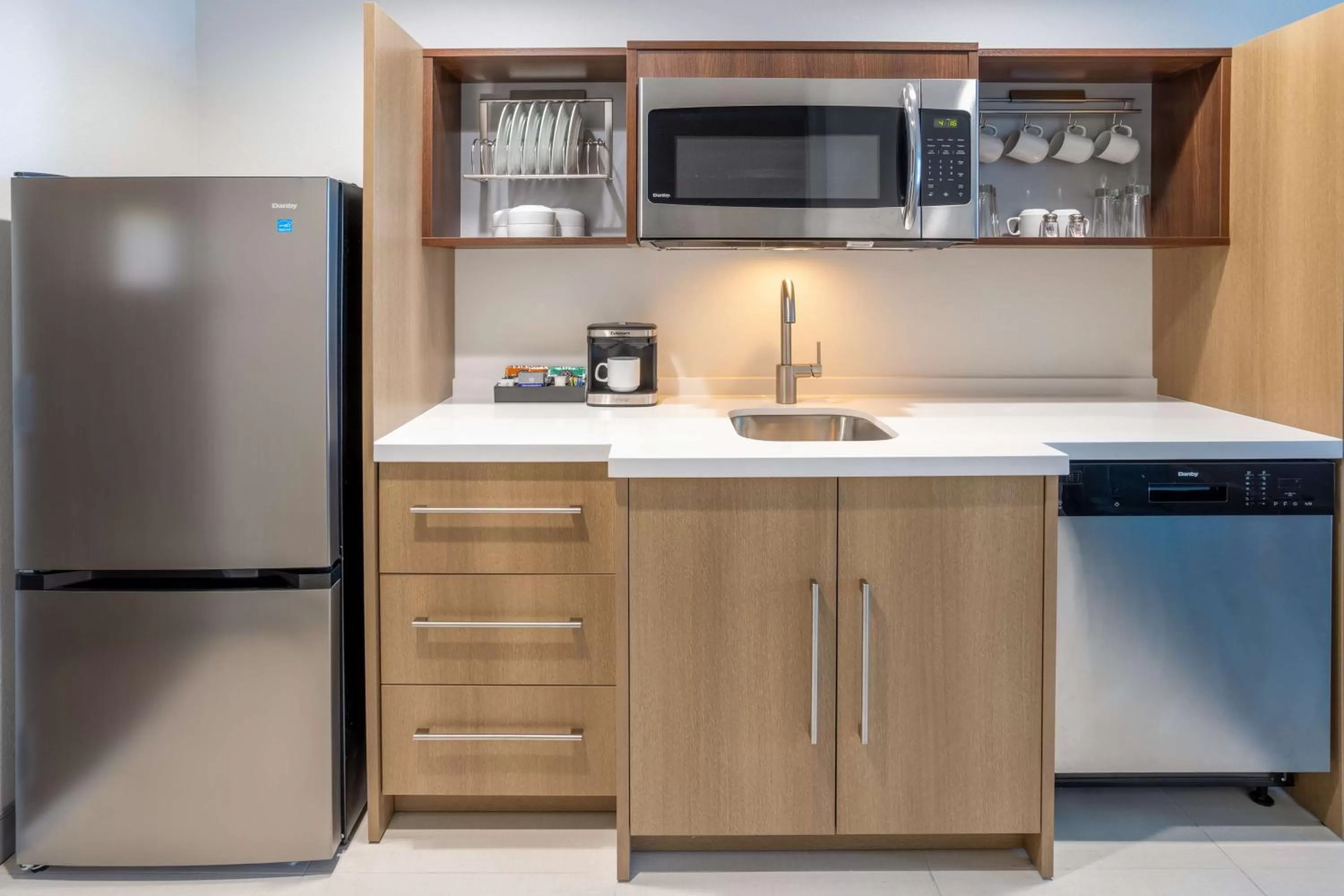 Kitchen or kitchenette in Tru By Hilton Pensacola Airport Medical Center