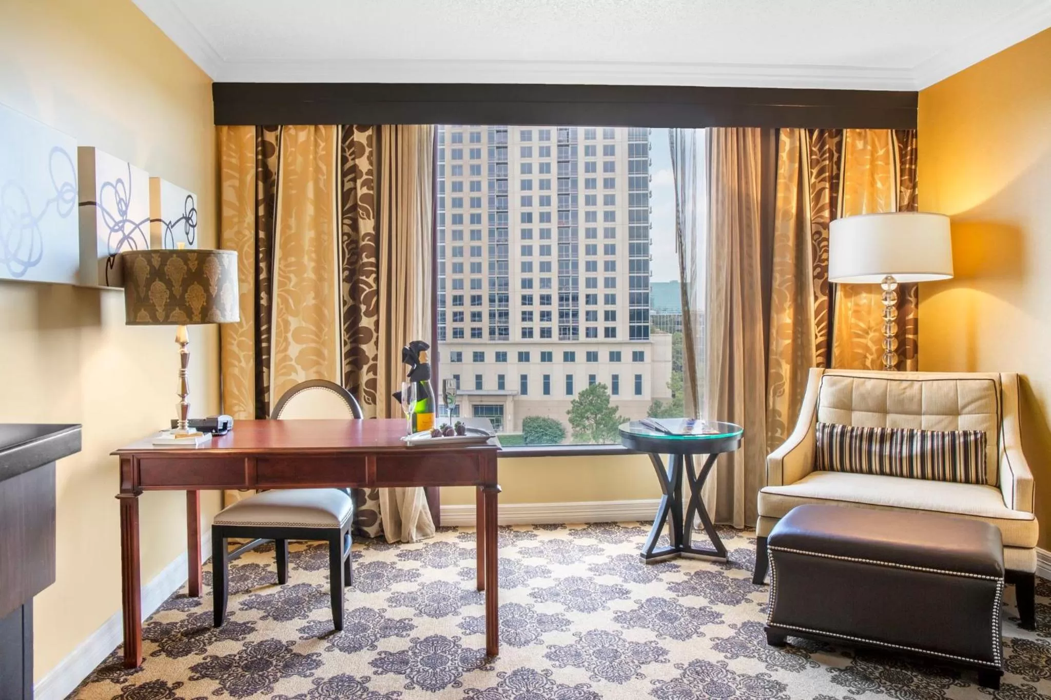 Seating area in Omni Houston Hotel