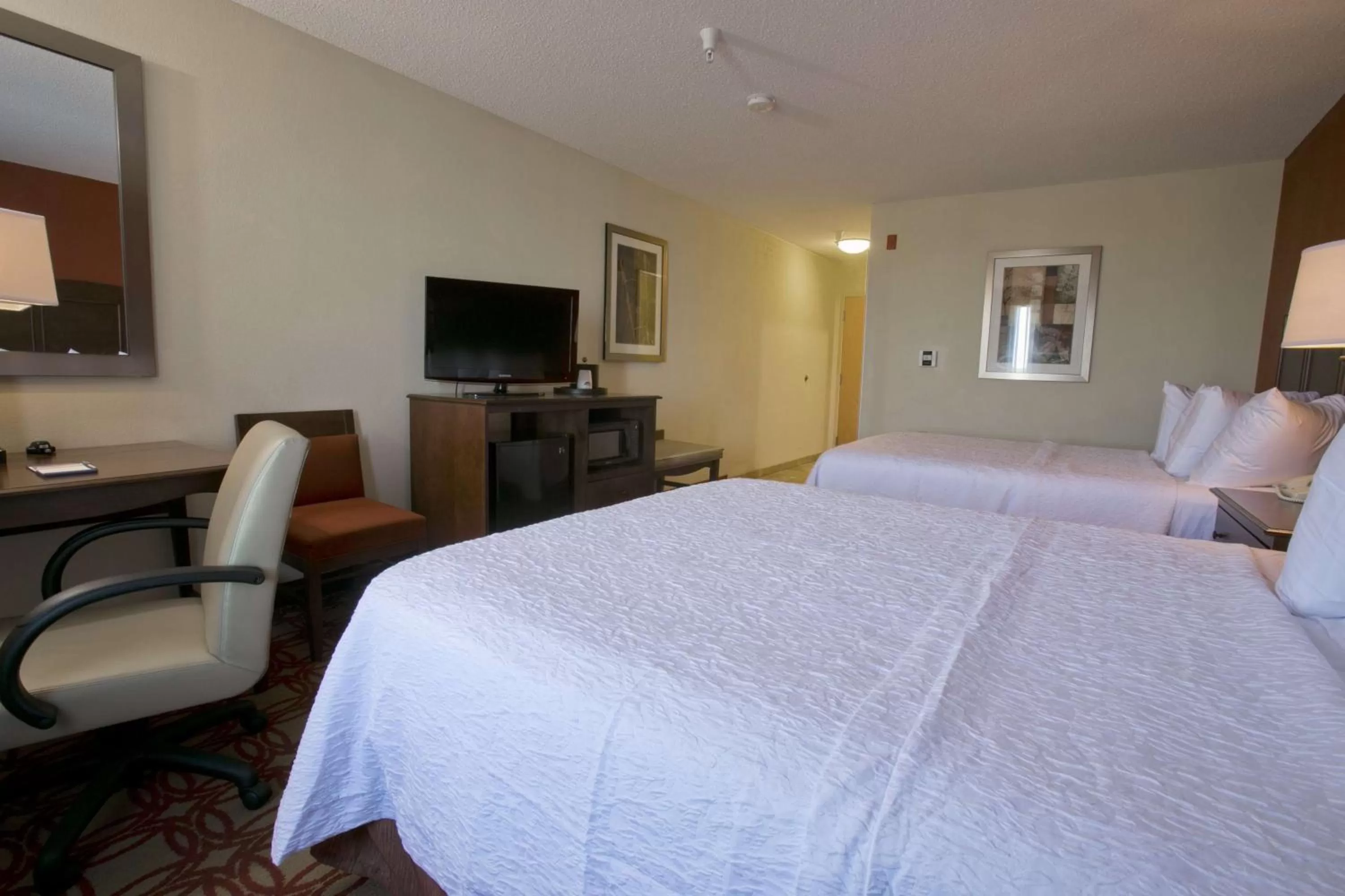 Bedroom, Bed in Hampton Inn & Suites Wiggins