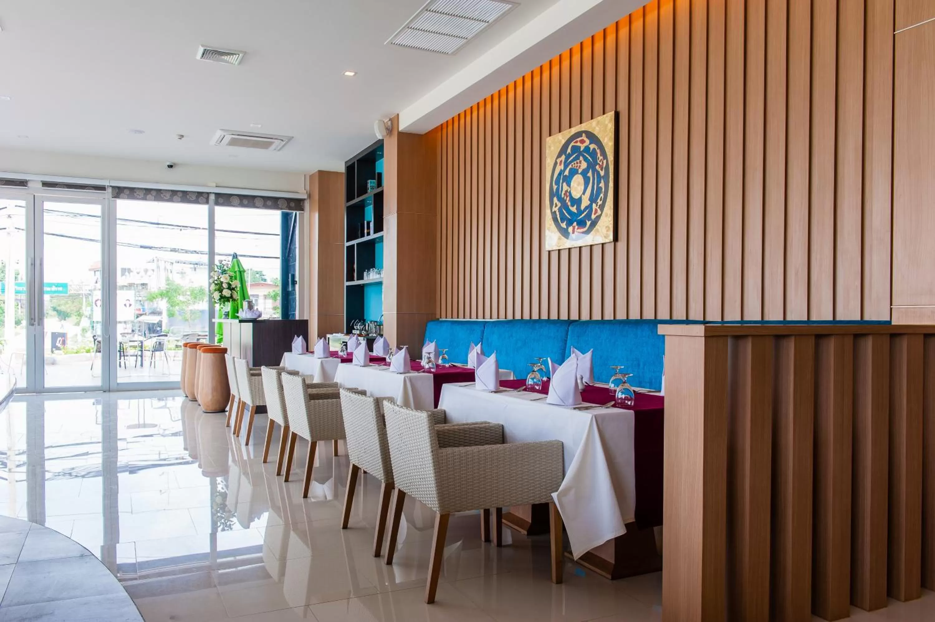 Restaurant/places to eat in 42C The Chic Hotel