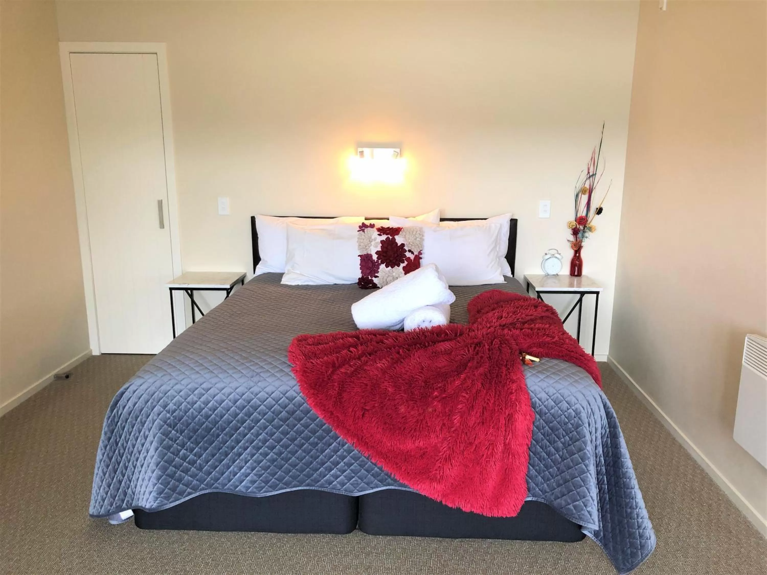 Bedroom, Bed in Fiordland Lakeview Motel and Apartments