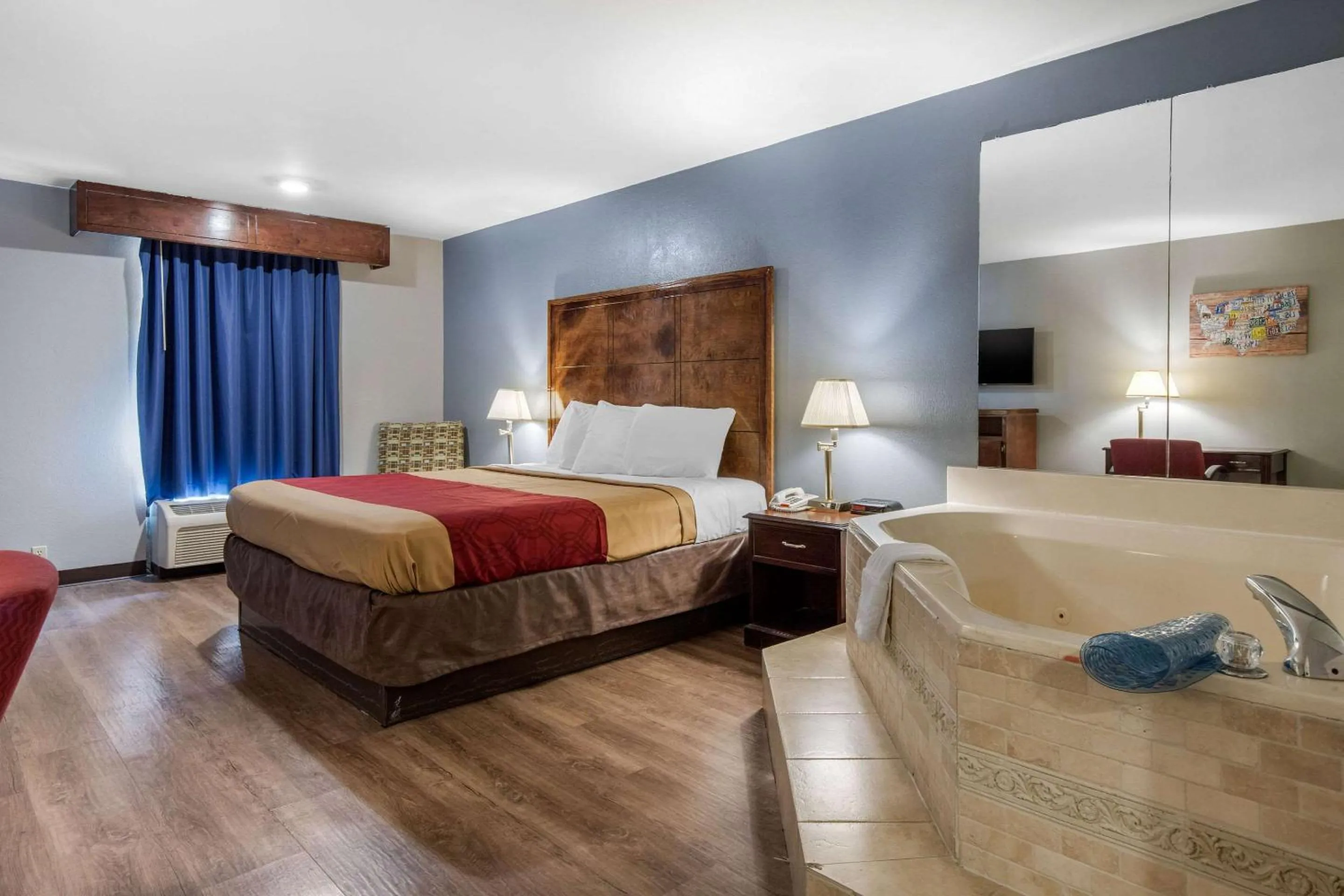 Photo of the whole room, Bed in Econo Lodge Aiken Central