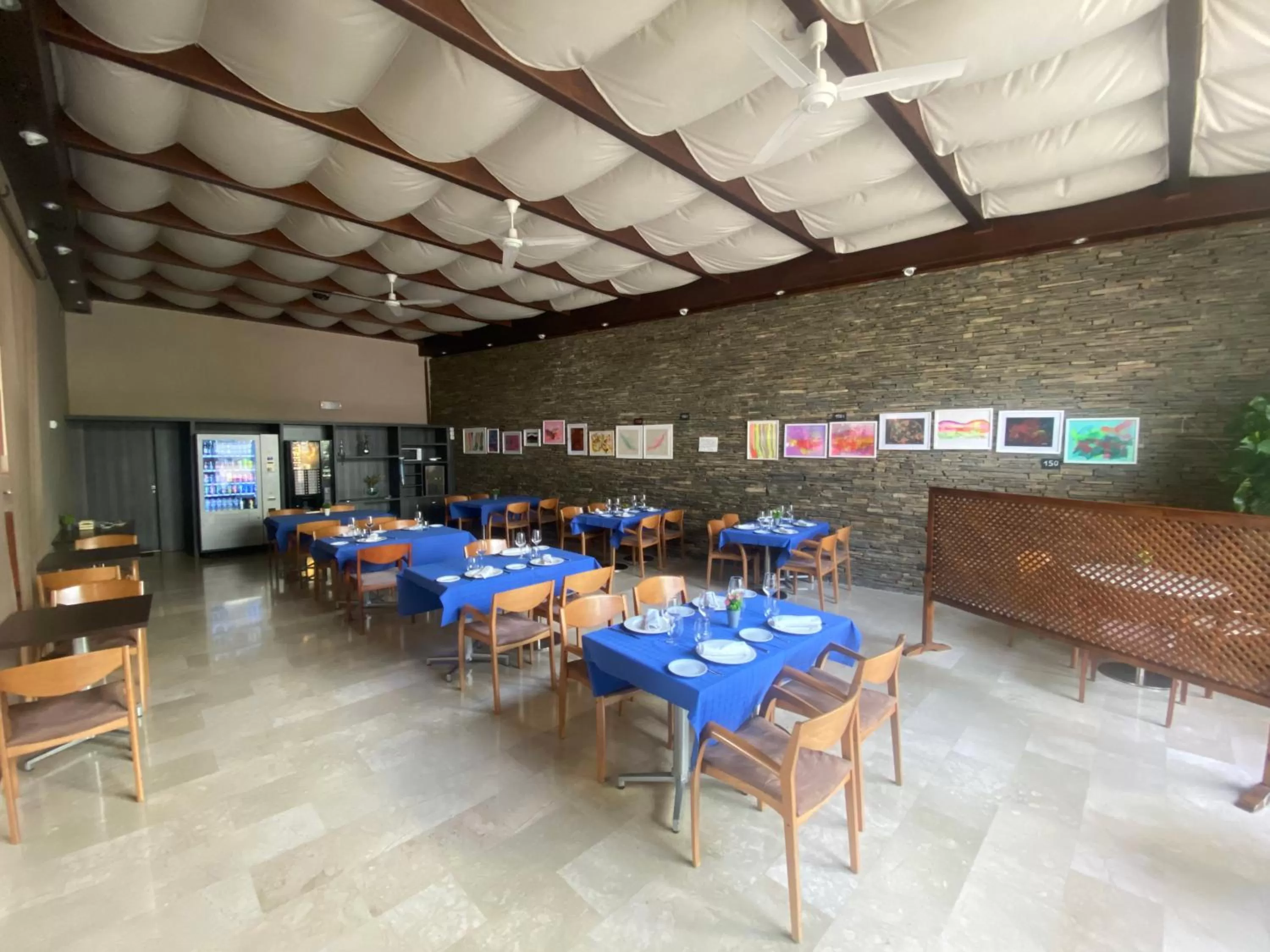 Communal lounge/ TV room in Spa Hotel Ciudad de Teruel