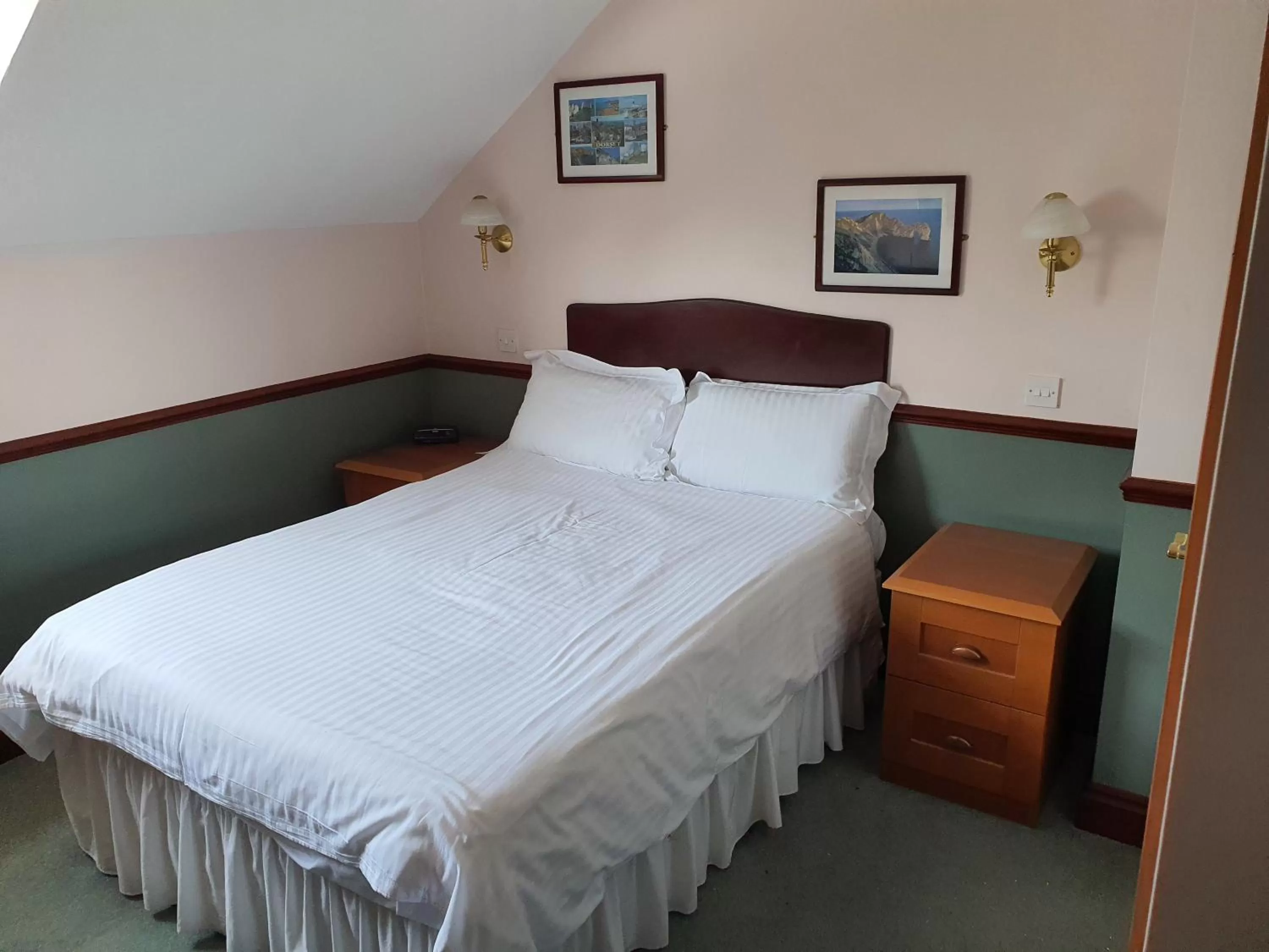 Bedroom, Bed in The Lugger Inn