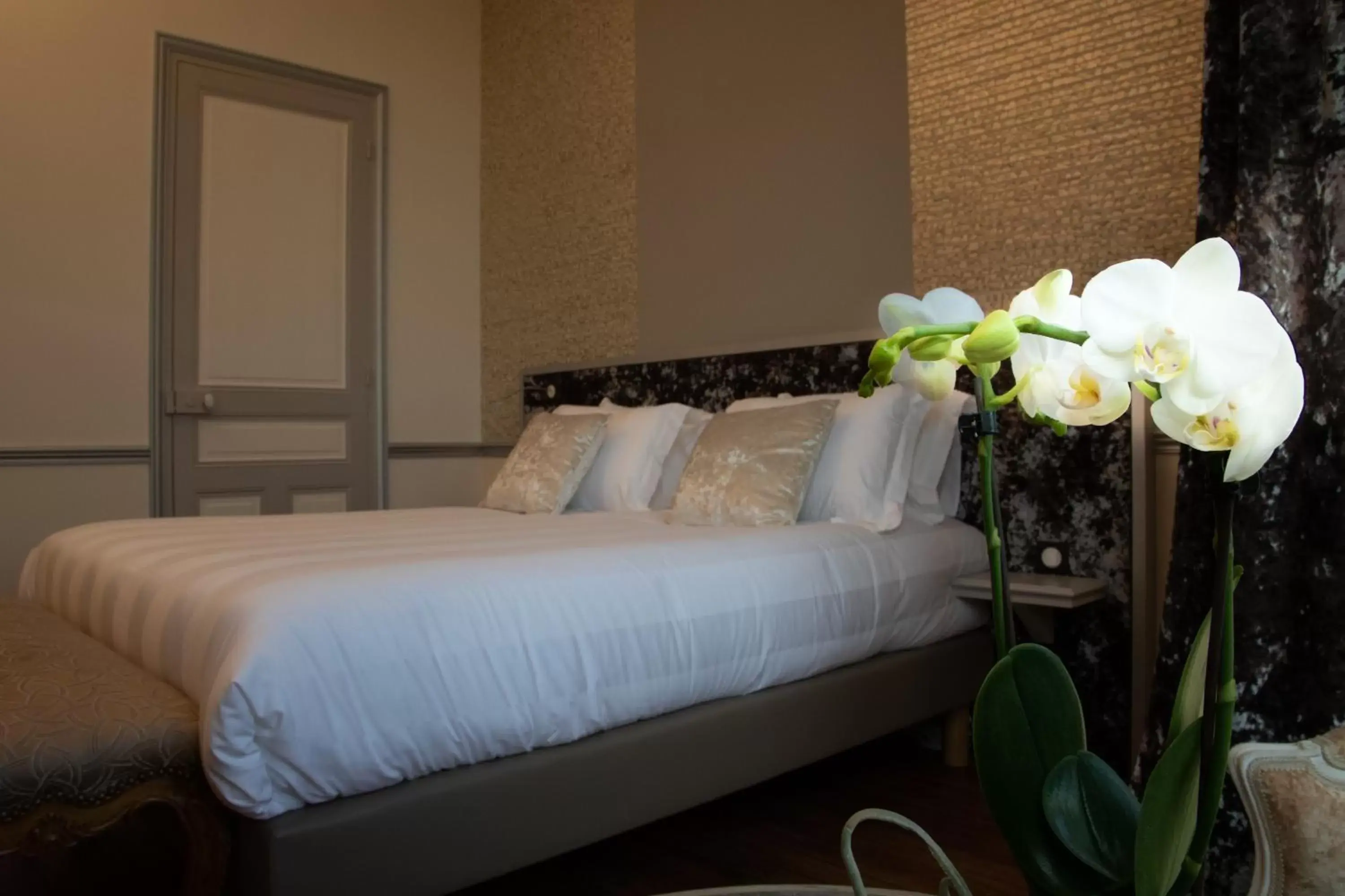 Deluxe Double Room with Shower in La Cave de l'Avenue de champagne Deluxe Double Room with Shower in La Cave de l'Avenue de champagne