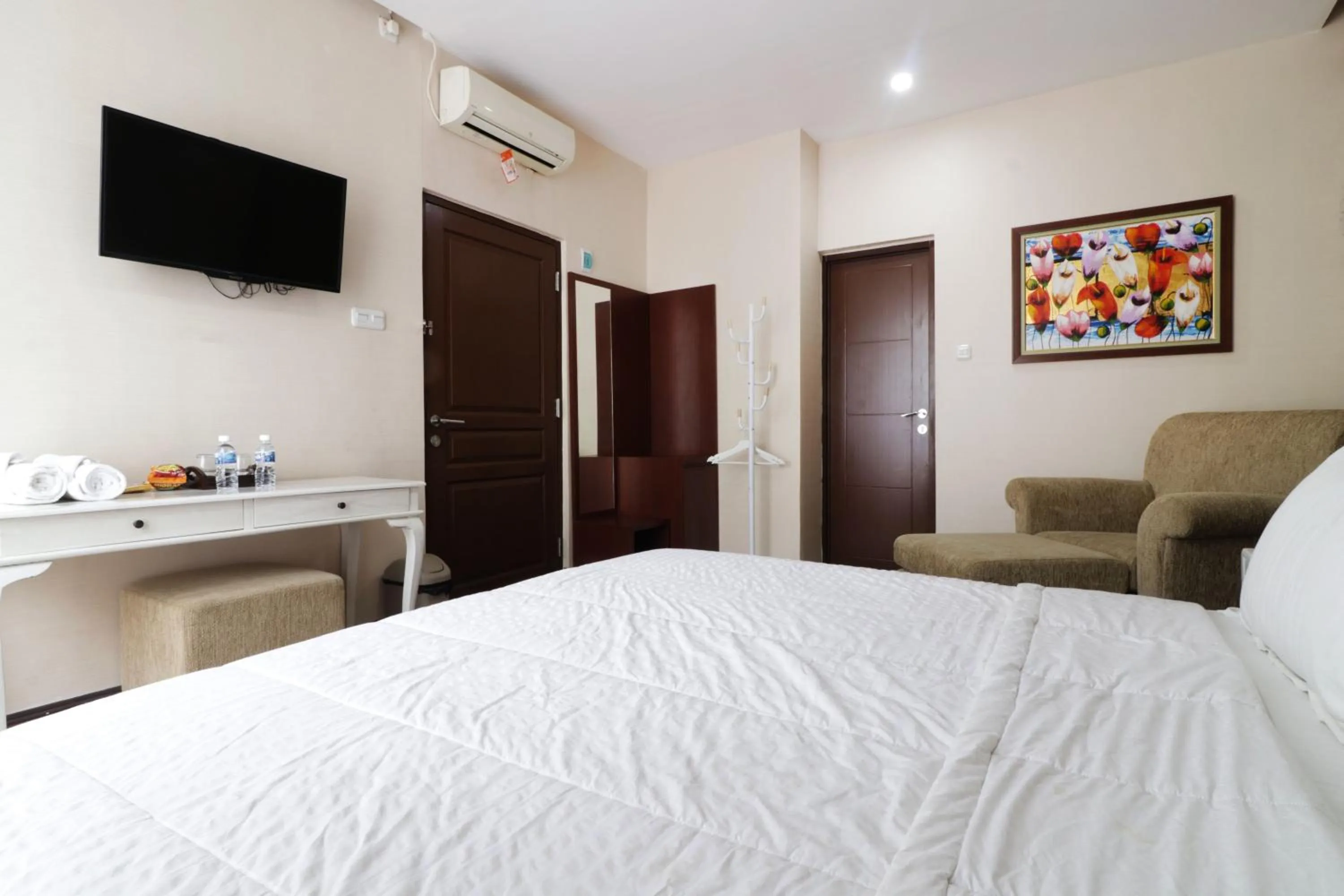 TV and multimedia, Bed in Jayagiri Guesthouse By Belgareti