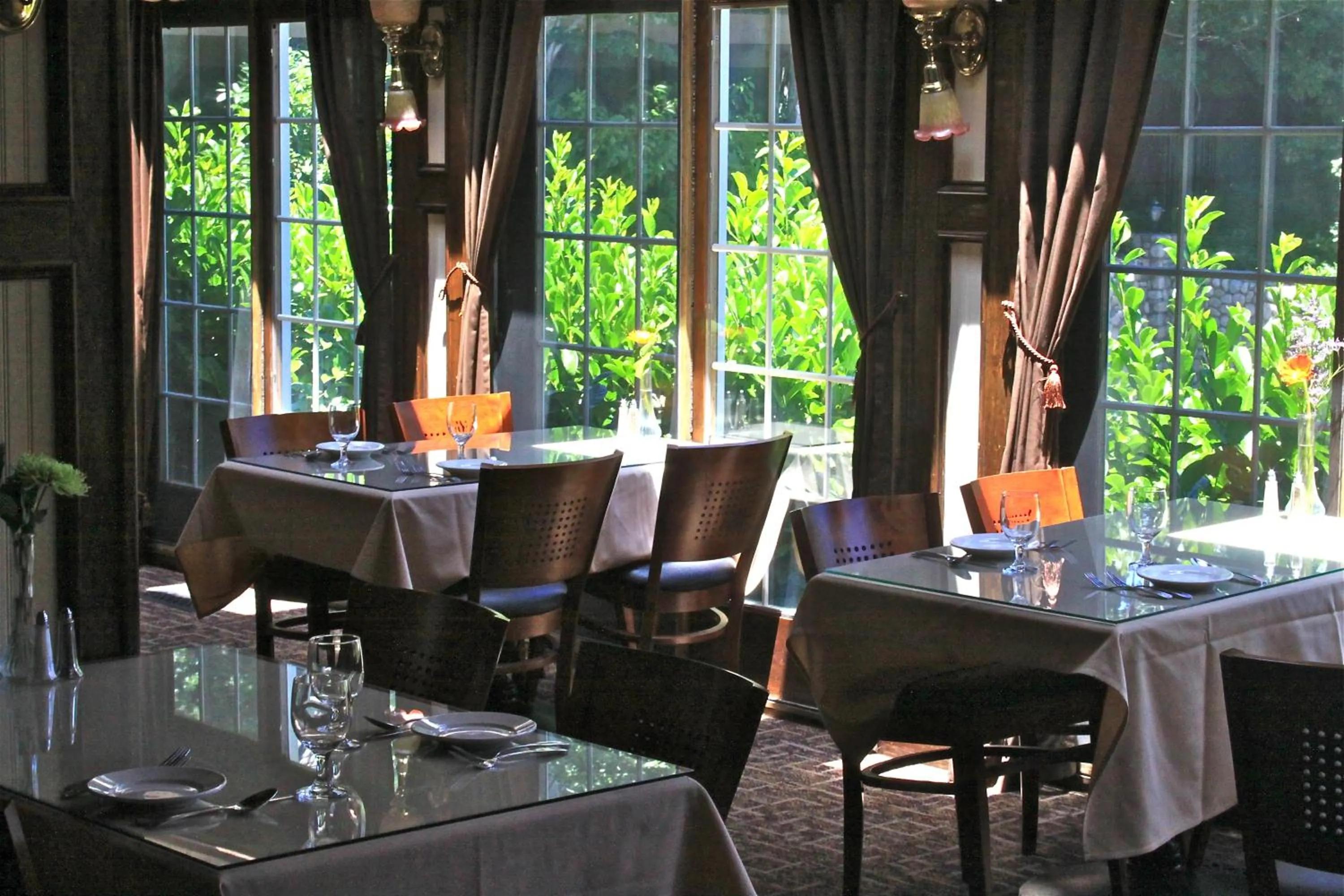 Restaurant/places to eat in Saddleback Inn at Lake Arrowhead