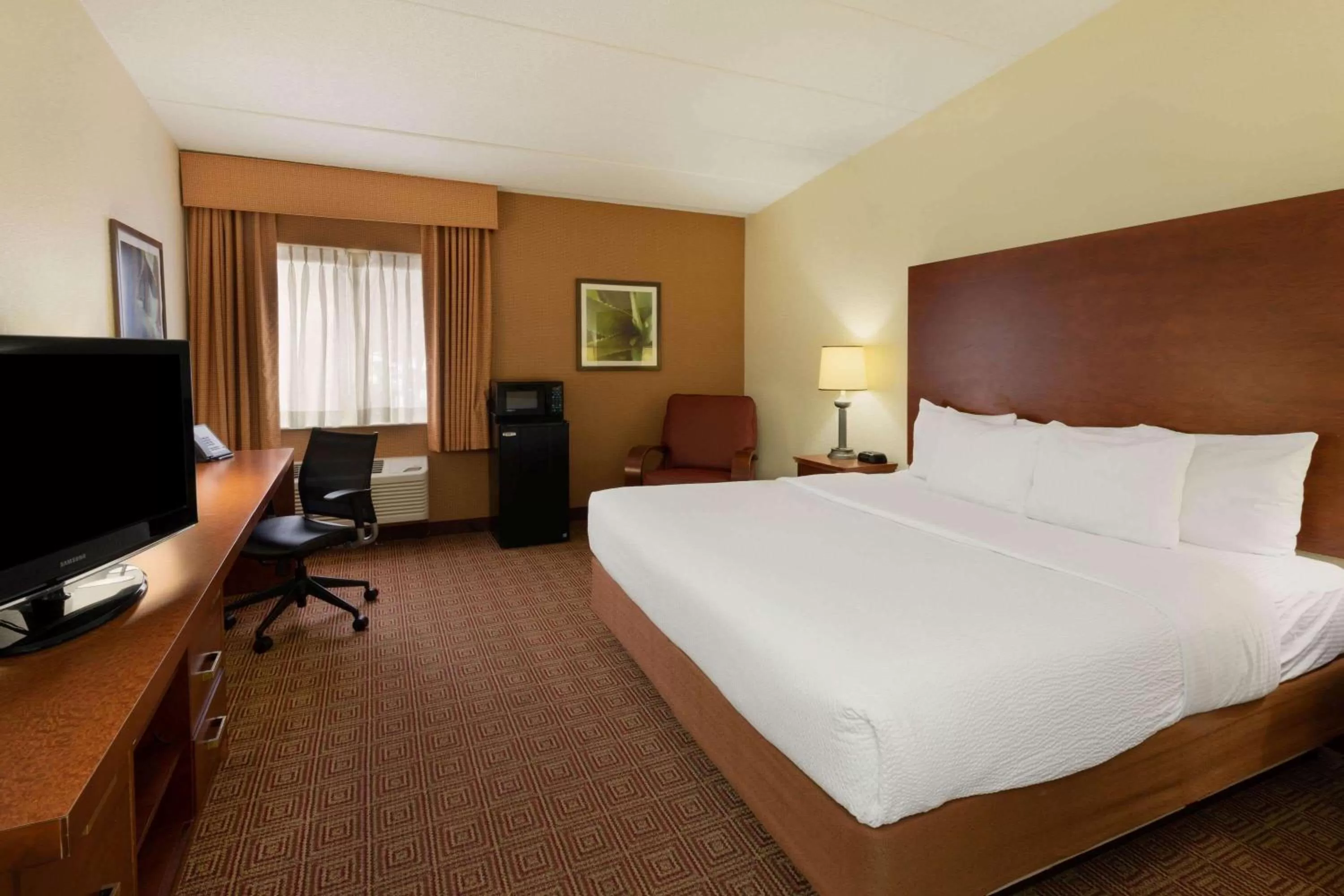 Photo of the whole room, Bed in La Quinta Inn by Wyndham Minneapolis Airport Bloomington
