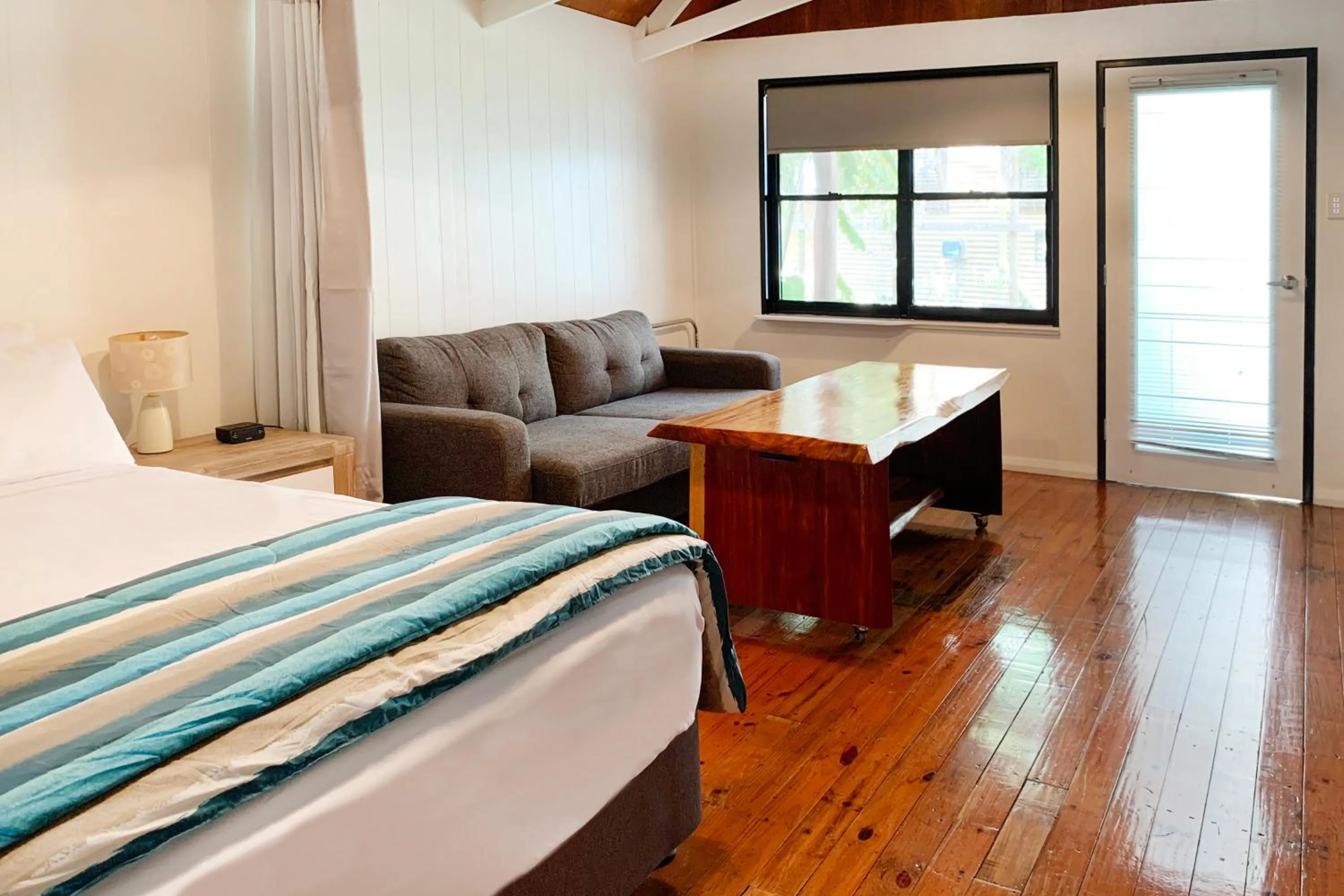 Living room, Bed in Airlie Beach Magnums - Adults Only