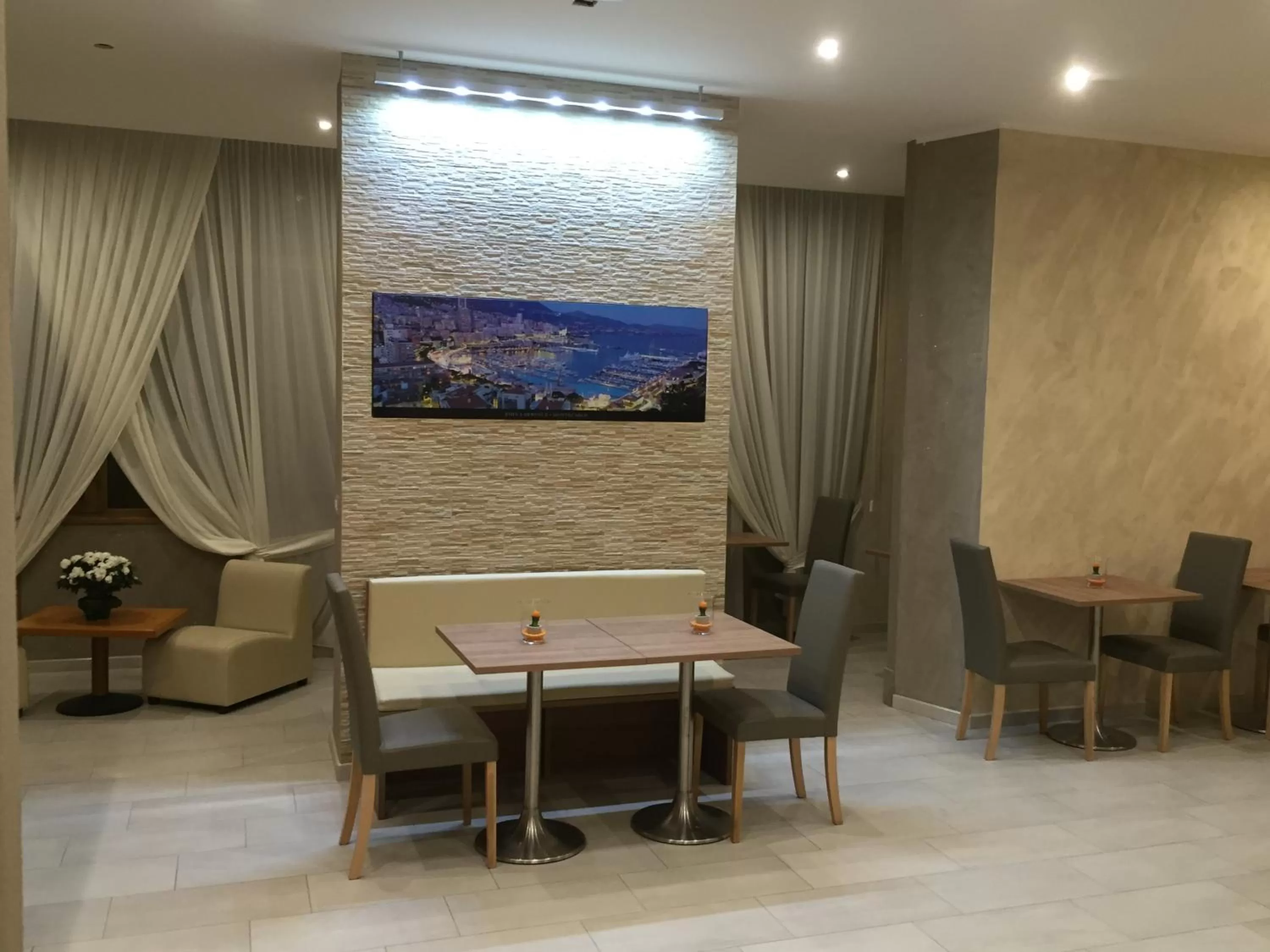 Restaurant/places to eat in Hotel Montecarlo