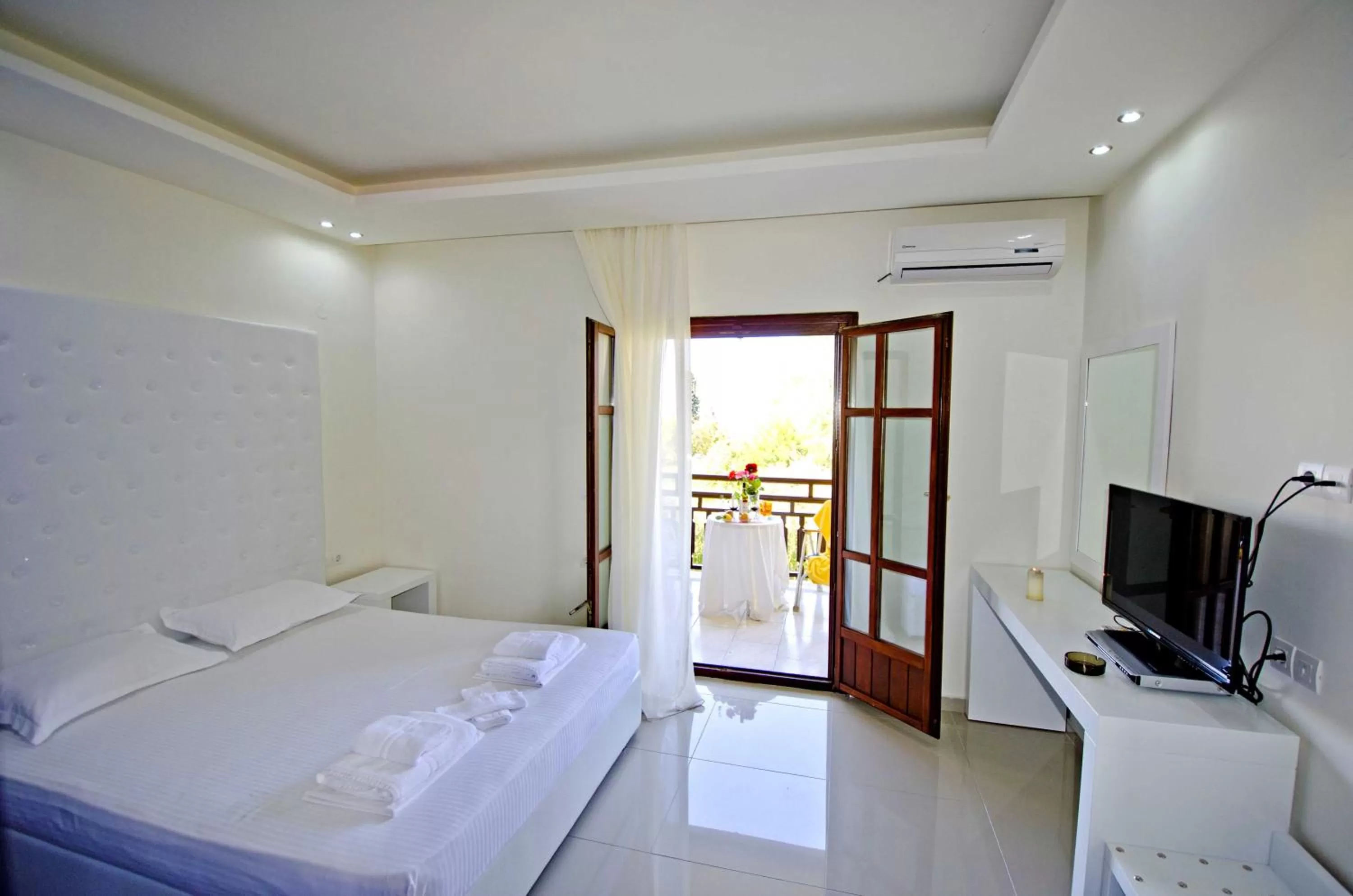 Photo of the whole room, Bed in Macedon