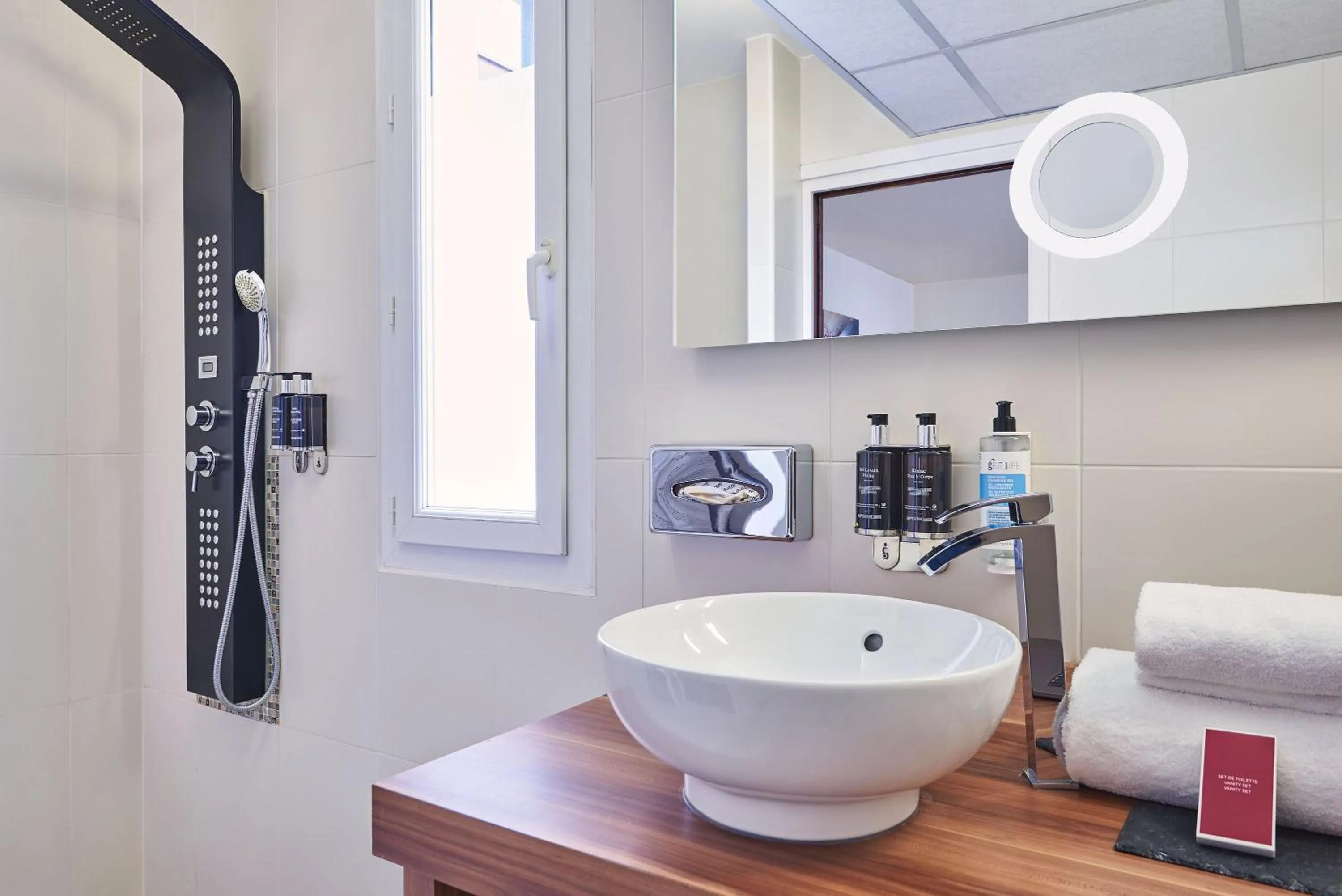 Shower in Hotel Gatsby by HappyCulture