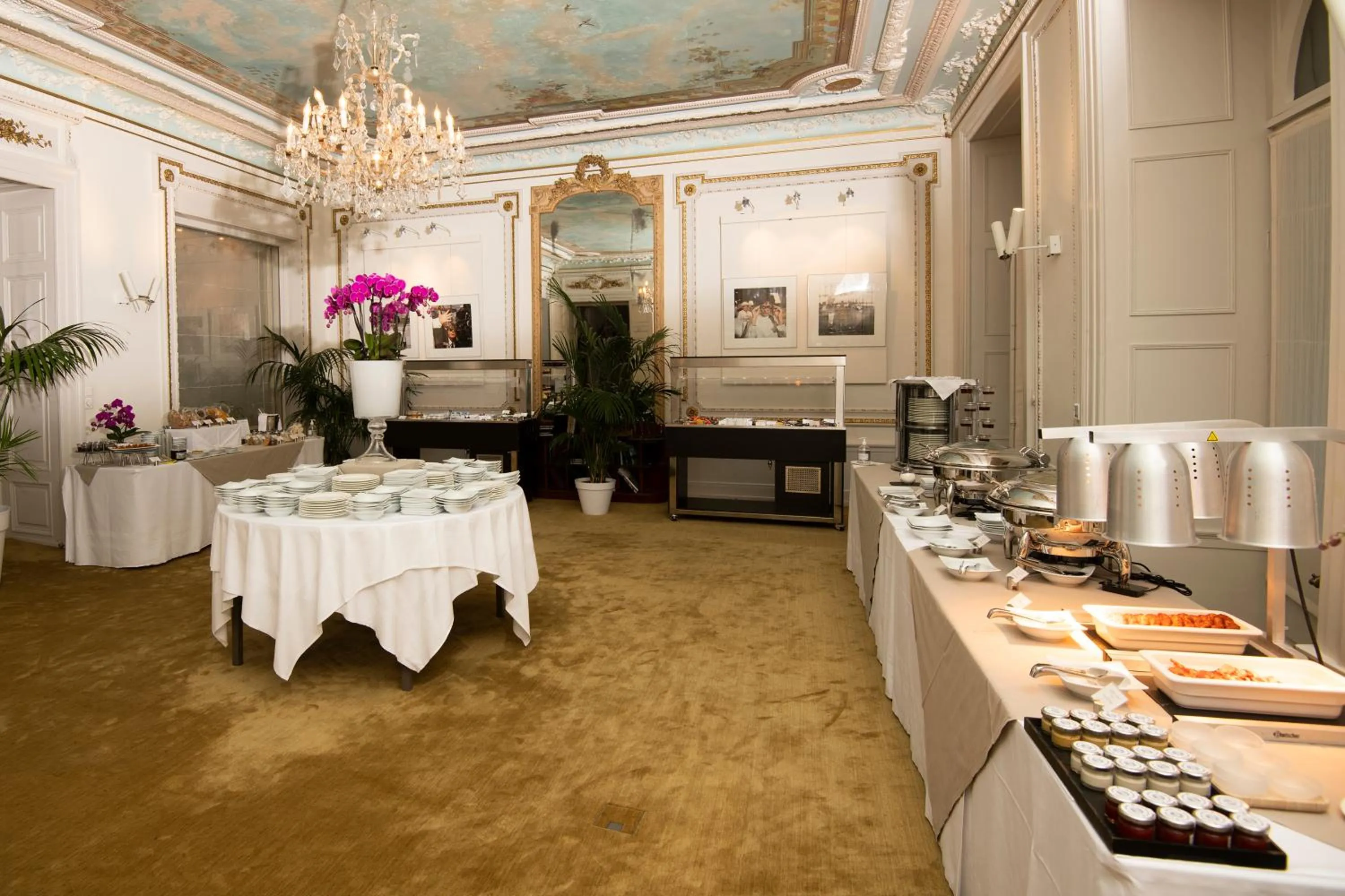 Buffet breakfast in Hôtel Des Trois Couronnes & Spa - The Leading Hotels of the World