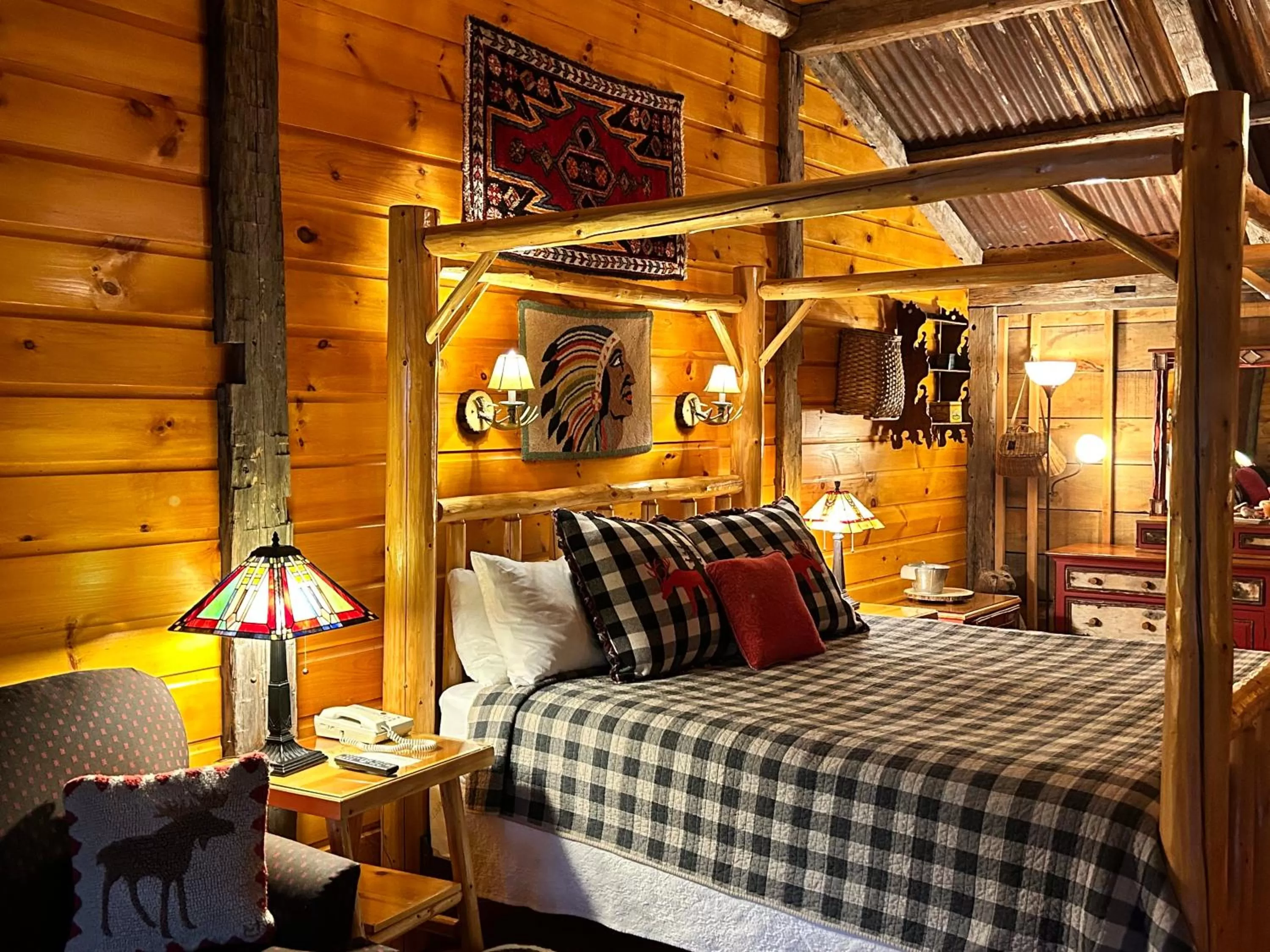 Bed in The Common Man Inn, Spa & Lodge