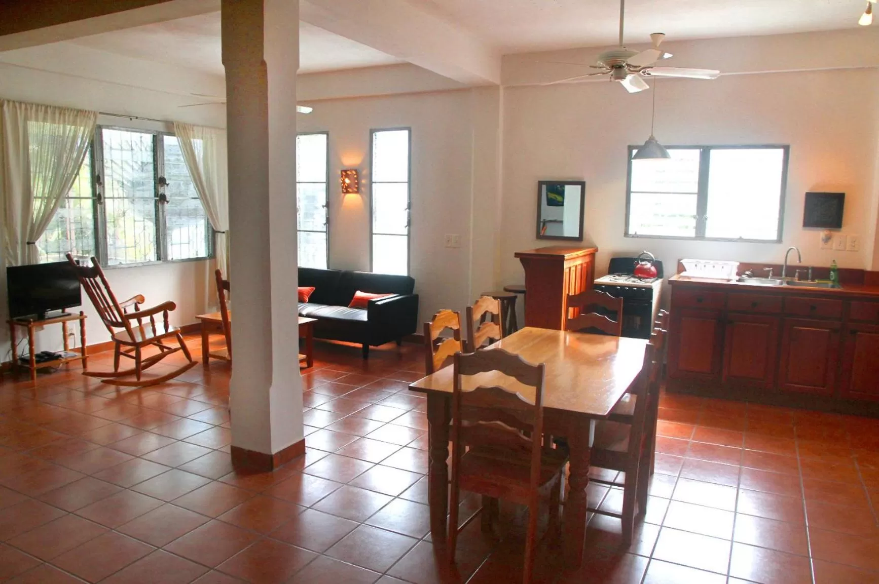 Living room, Restaurant/Places to Eat in BlueBelize B&B