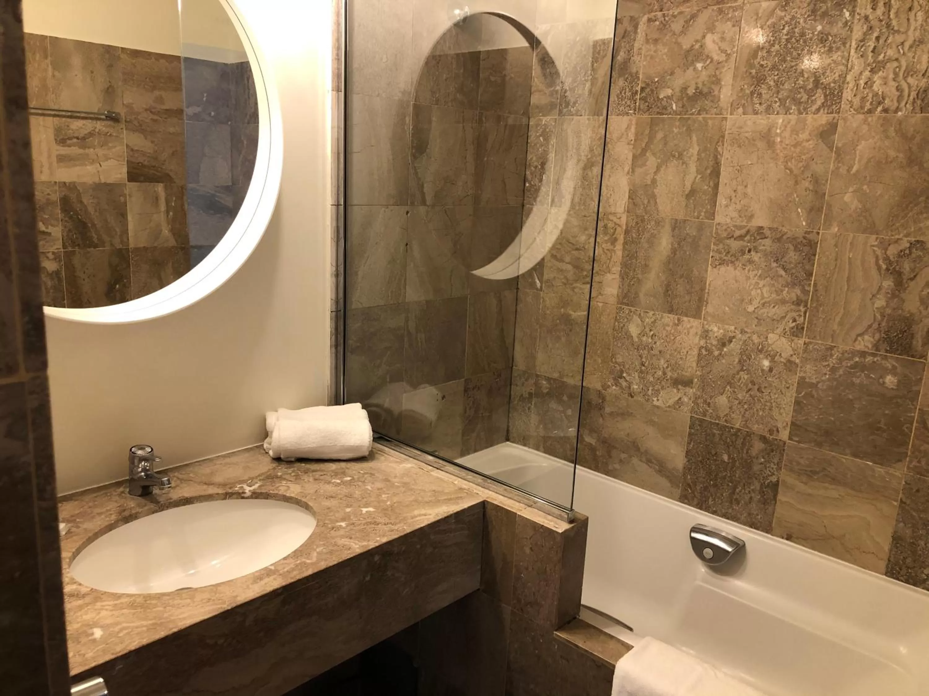 Bathroom in Best Western Hotel du Lac Dunkerque- Restaurant ouvert 7/7 midi et soir