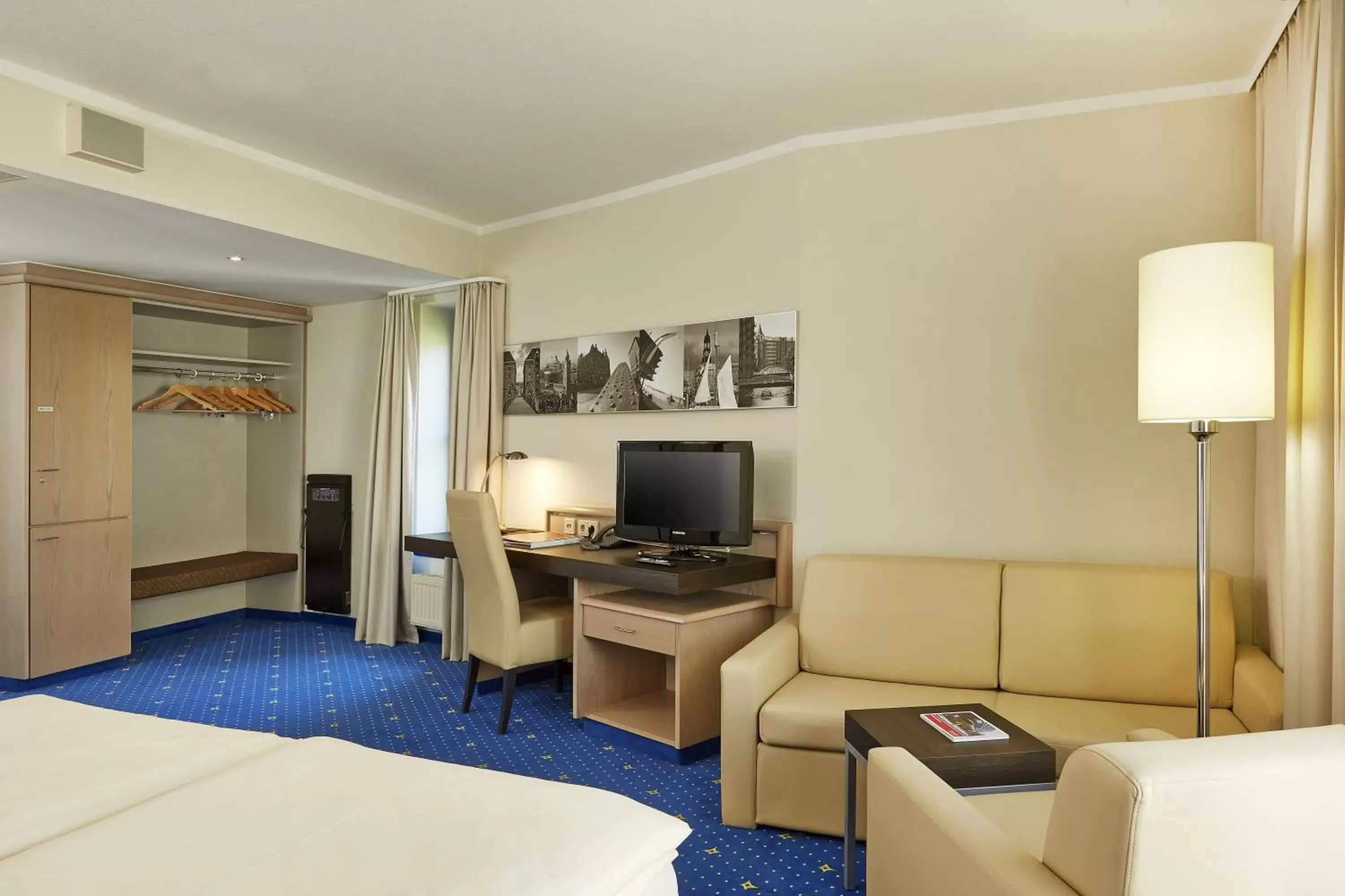 Family Room (2 Adults + 2 Children) in H4 Hotel Hamburg Bergedorf, Trademark Collection by Wyndham Family Room (2 Adults + 2 Children) in H4 Hotel Hamburg Bergedorf, Trademark Collection by Wyndham