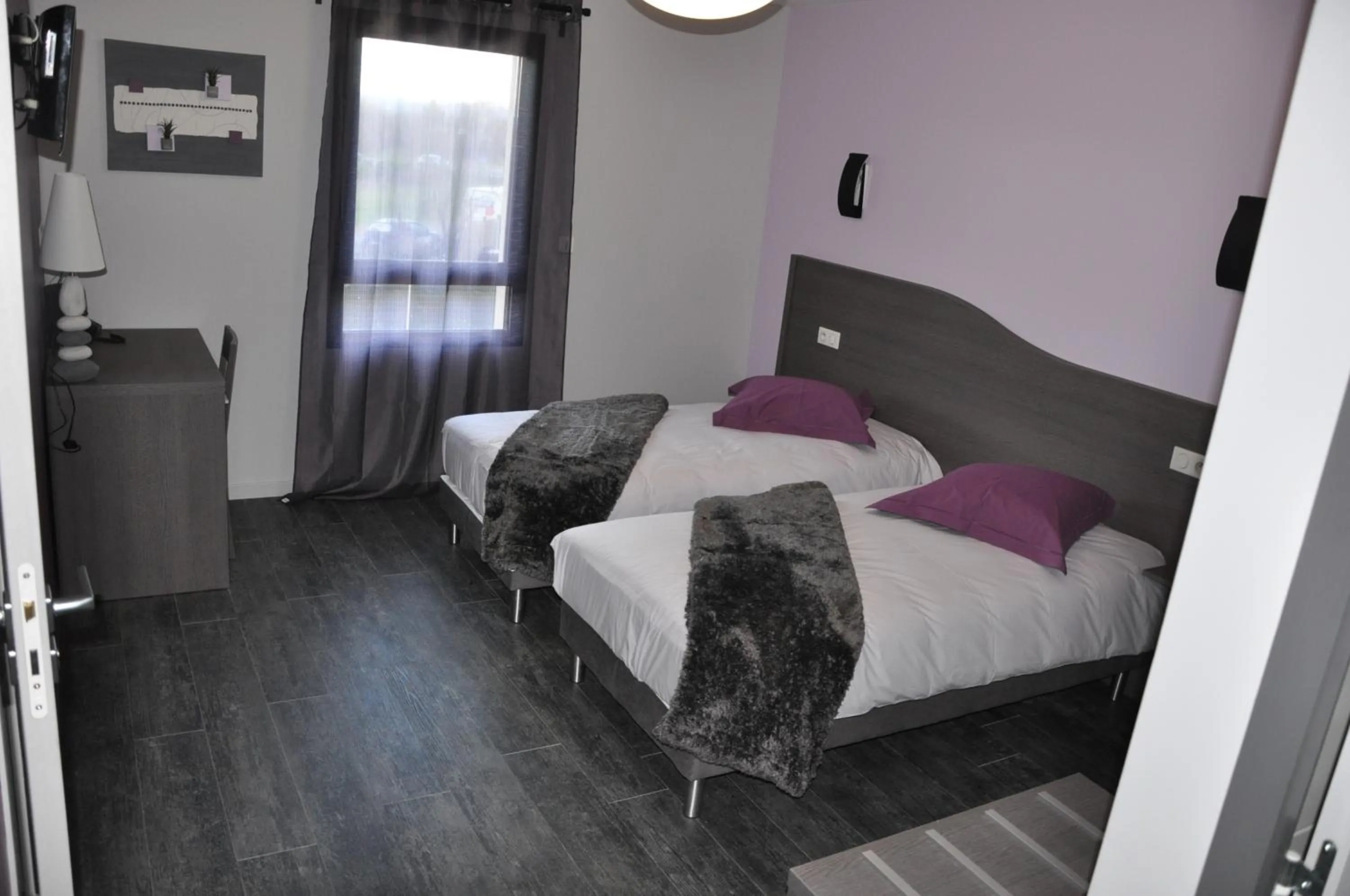 Photo of the whole room, Bed in The Originals City, Hôtel des Arts, Montauban