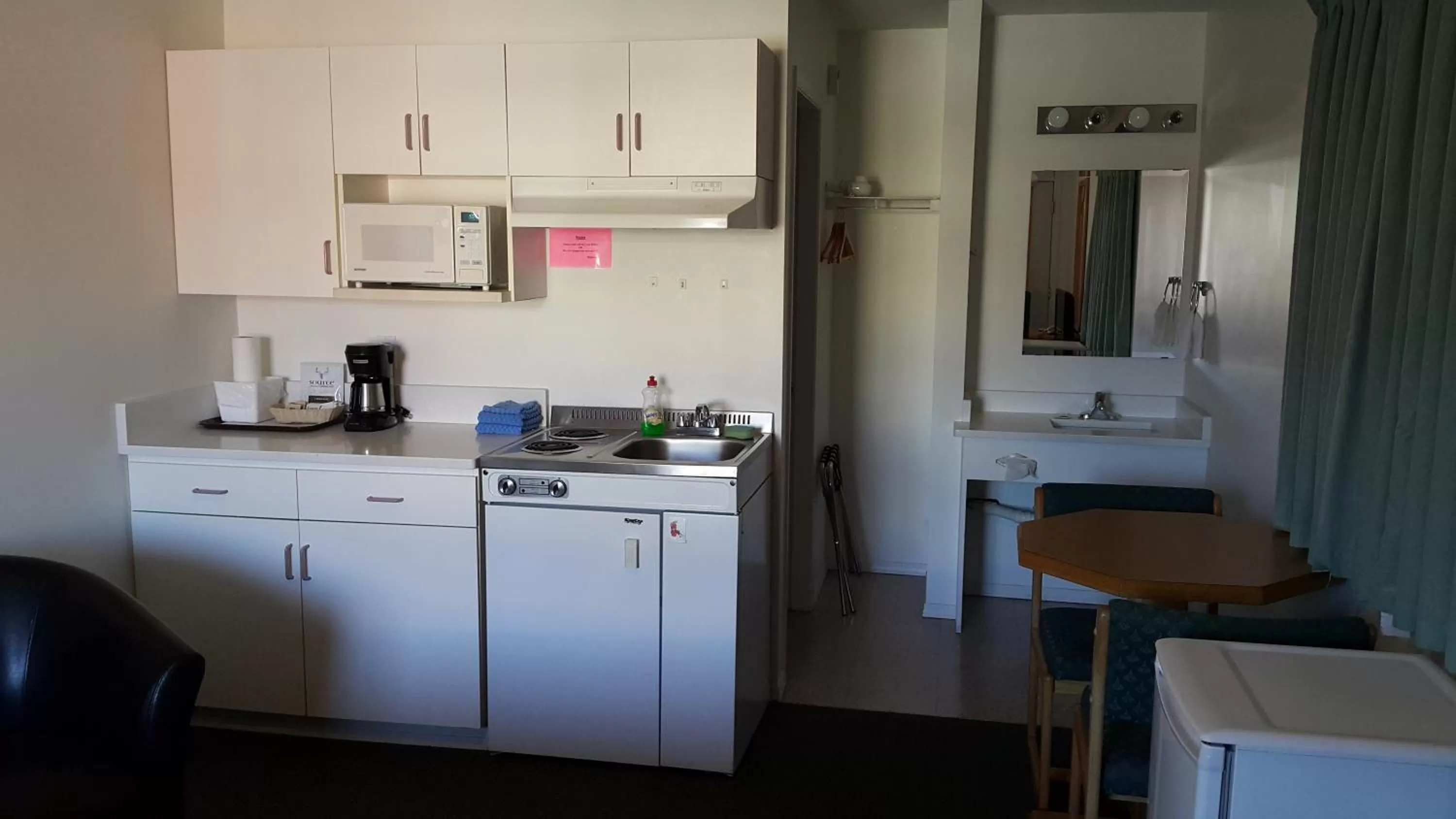 Kitchen or kitchenette in Cactus Tree Inn