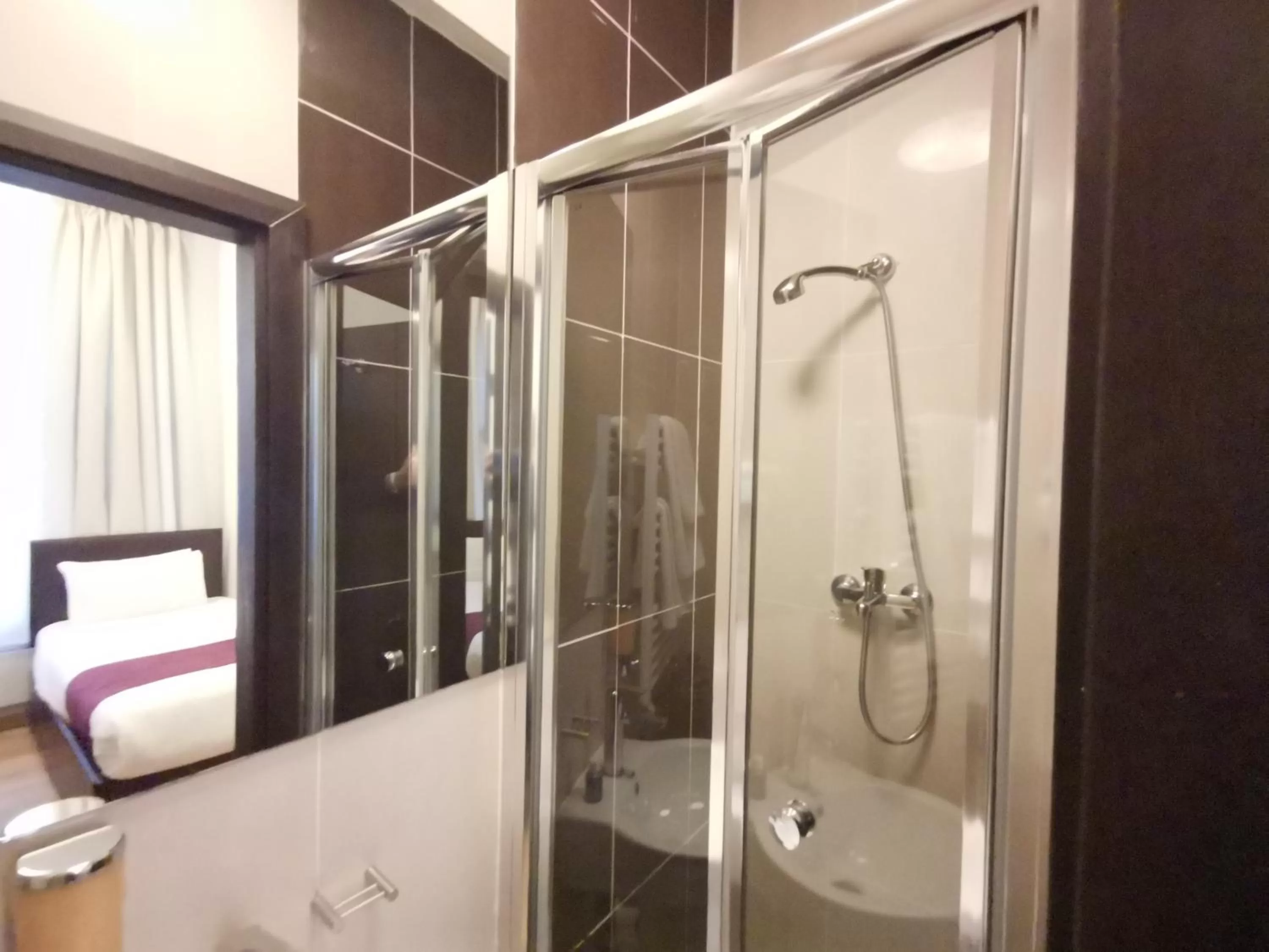 Shower in The Royale Chulan Hyde Park Hotel