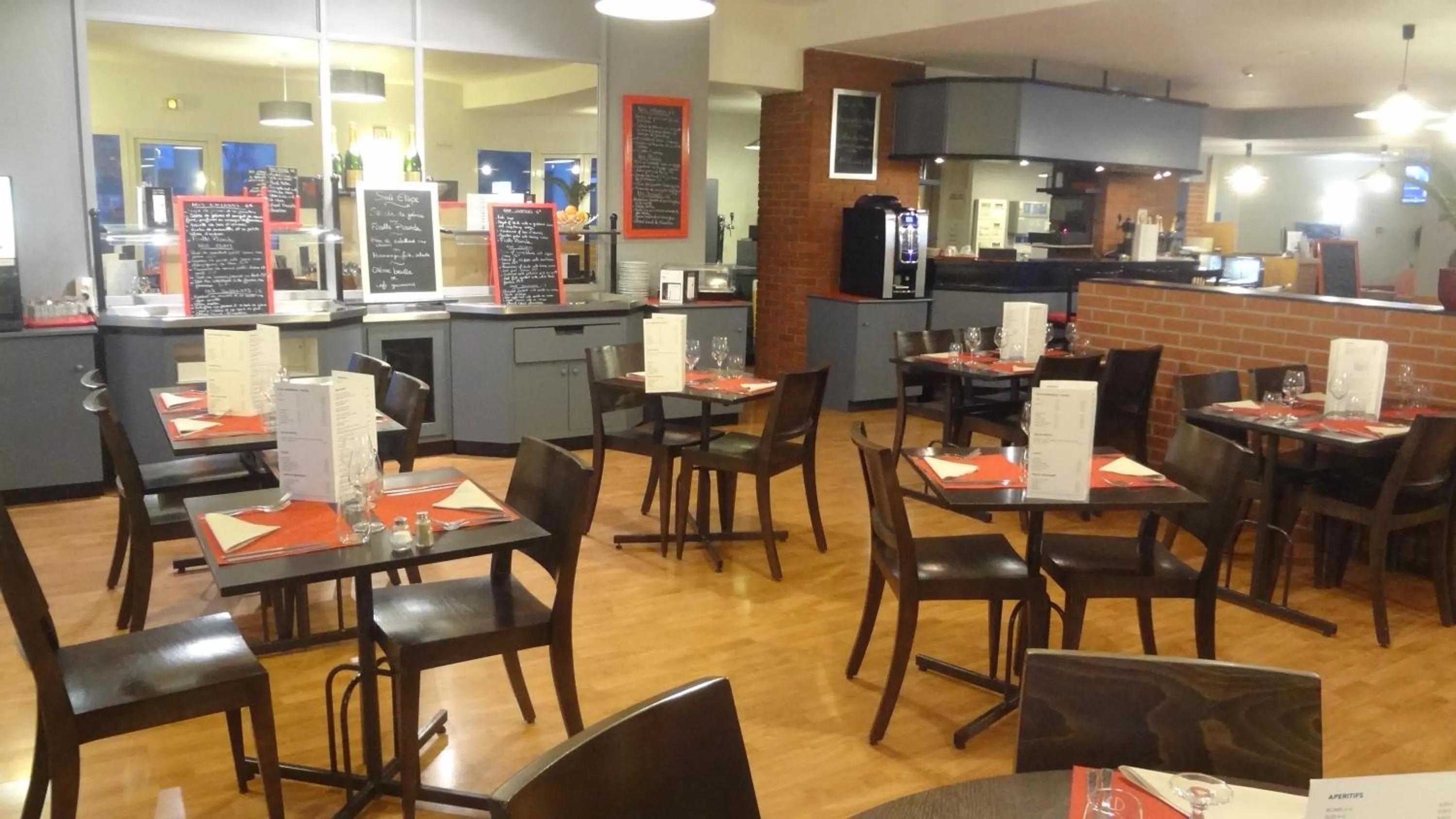Dining area in Logis Cottage Hôtel