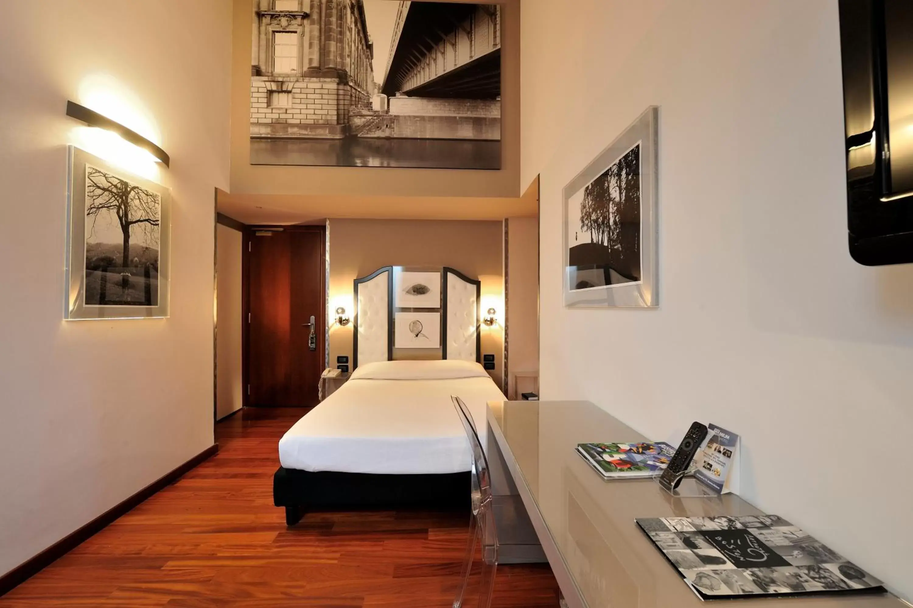 Deluxe Single Room in Art Hotel Boston Deluxe Single Room in Art Hotel Boston