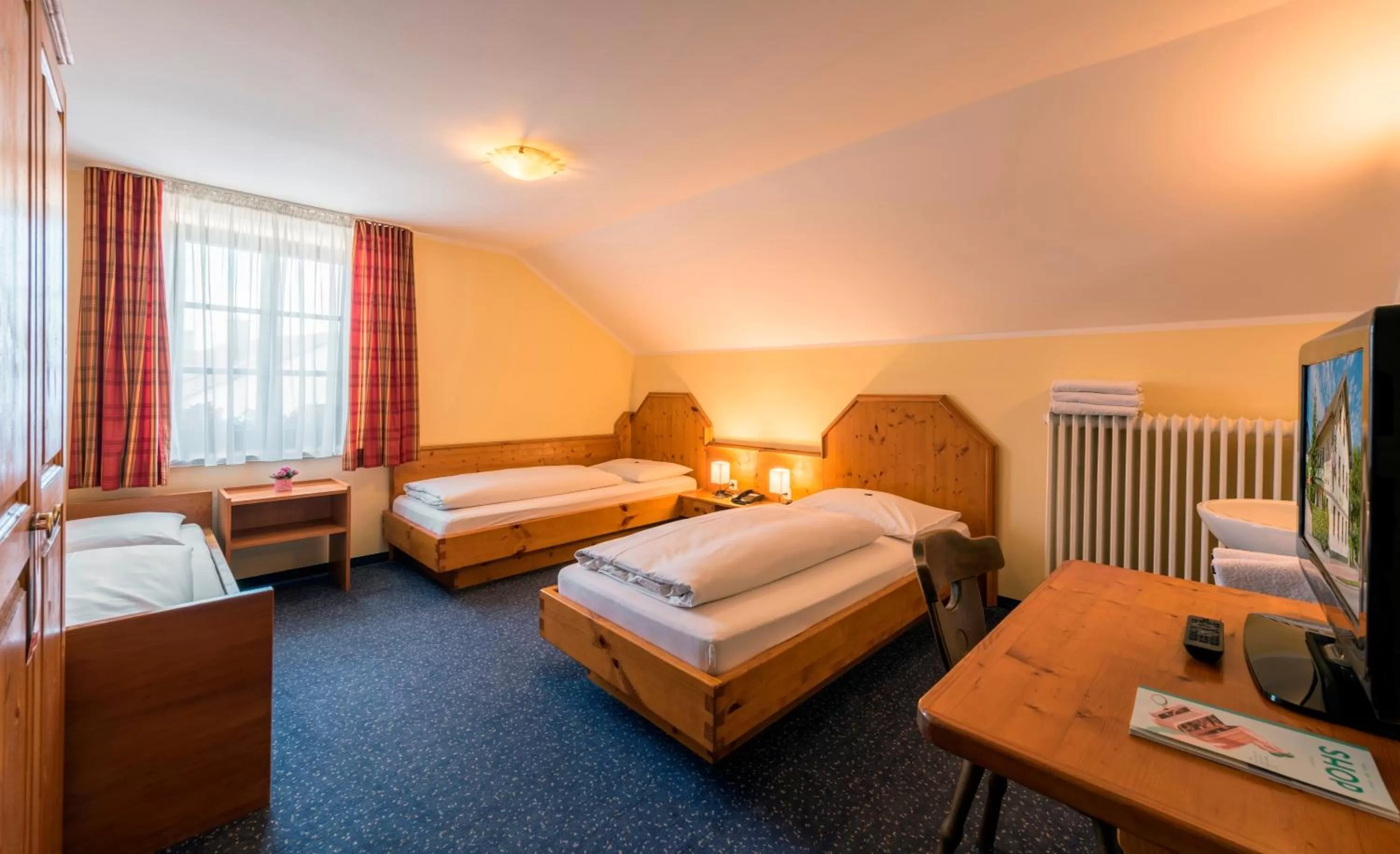 Bedroom, Bed in Hotel Schäfflerwirt