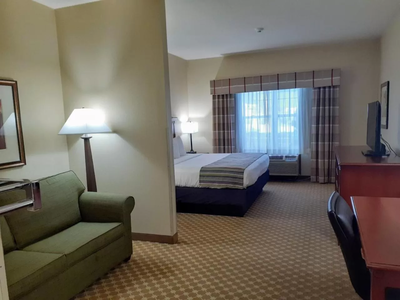 Bed in Country Inn & Suites by Radisson, Freeport, IL