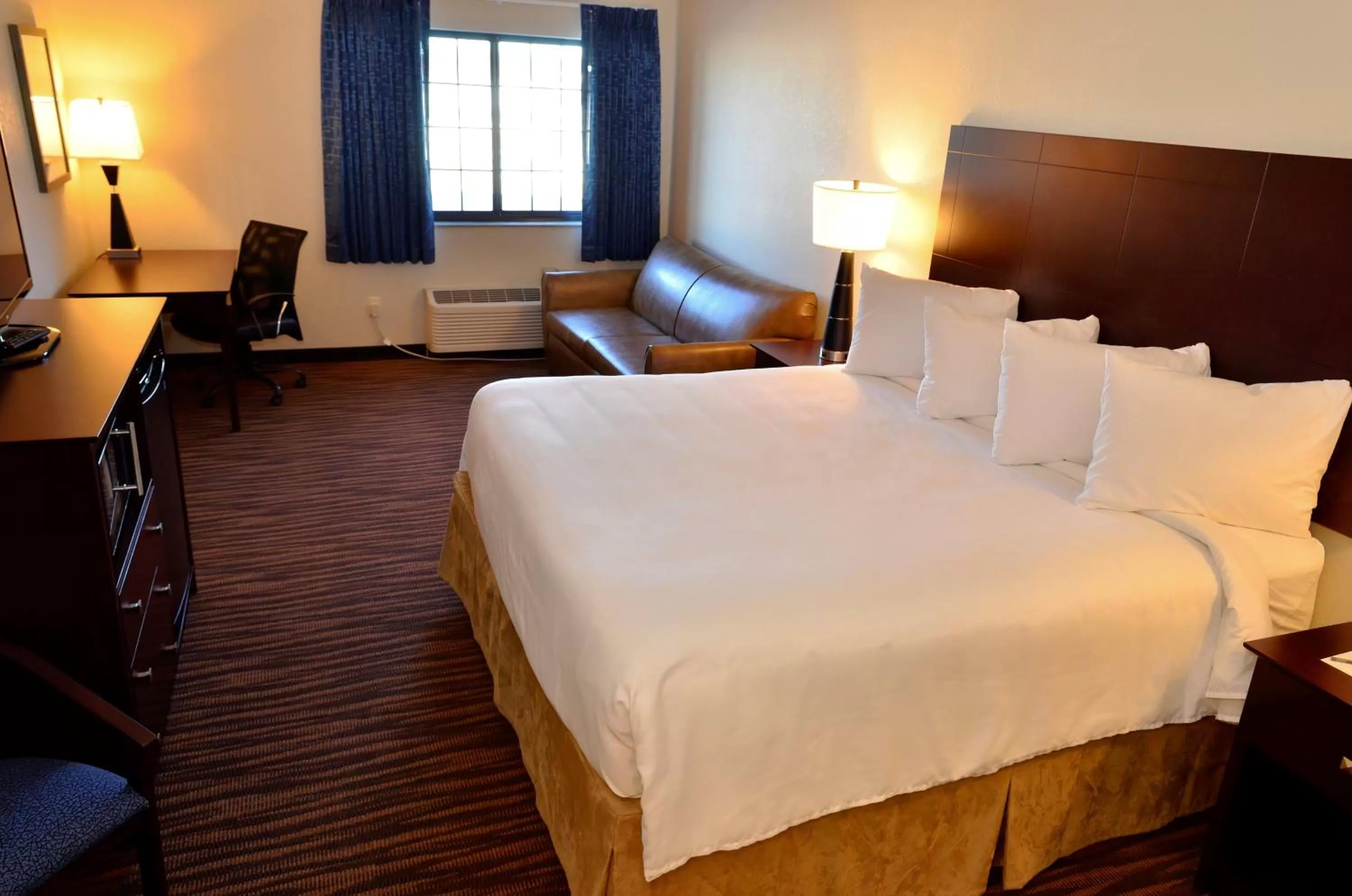 Bed in Cobblestone Inn & Suites - Holstein