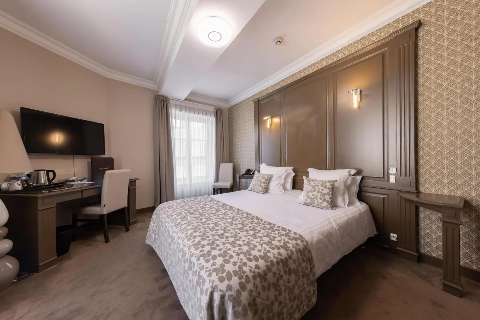 Photo of the whole room, Bed in Grand Hôtel du Luxembourg & Spa