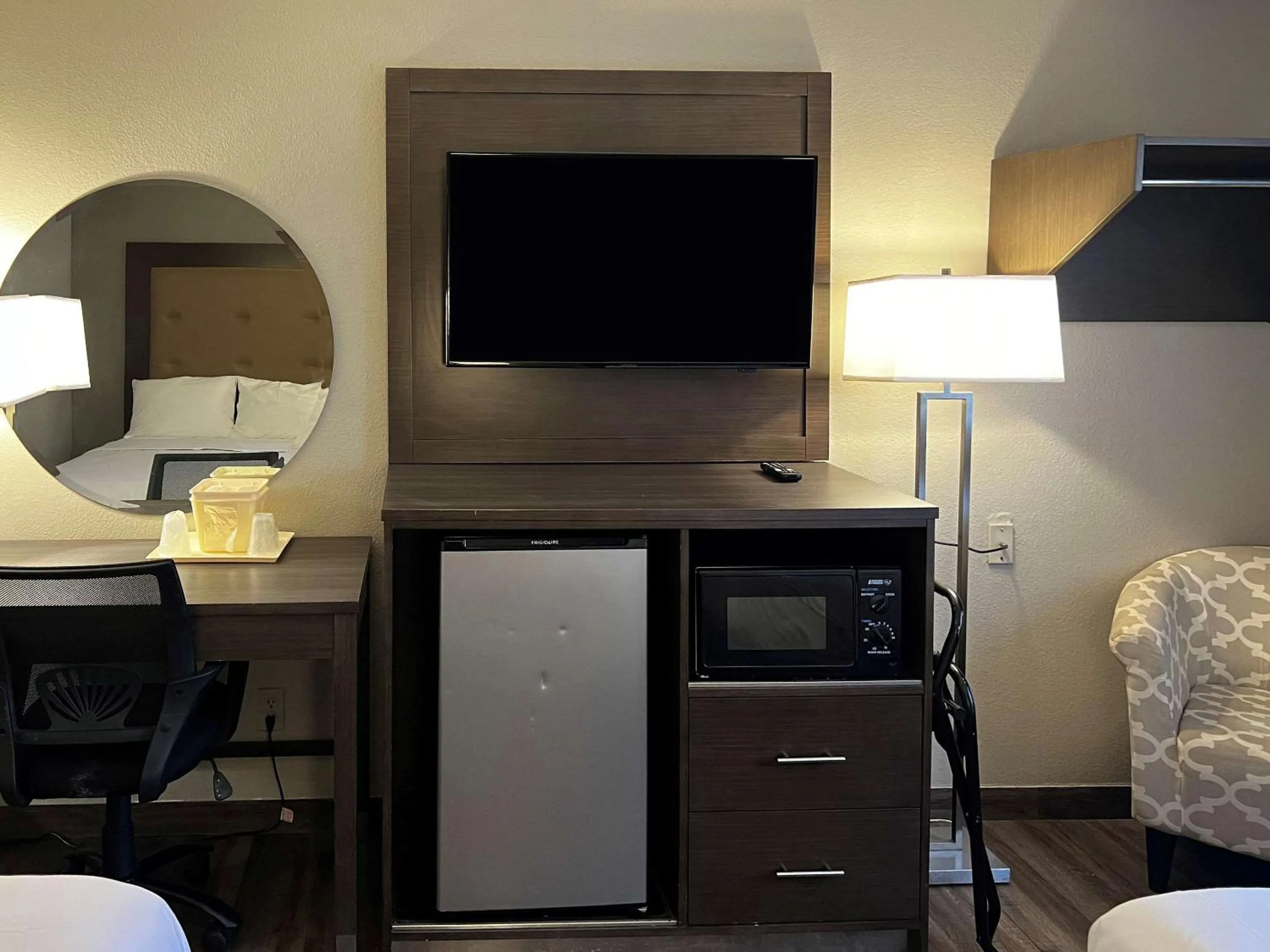 Bedroom, TV/Entertainment Center in Econo Lodge