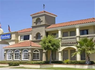 Property building in Travelodge by Wyndham Costa Mesa Newport Beach Hacienda