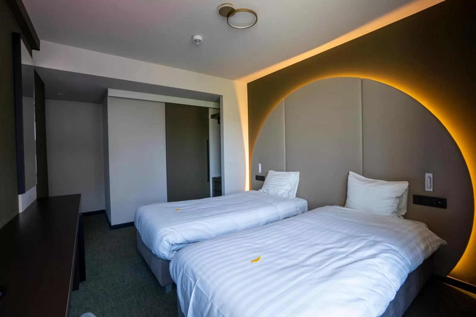 Photo of the whole room, Bed in Green Hotel