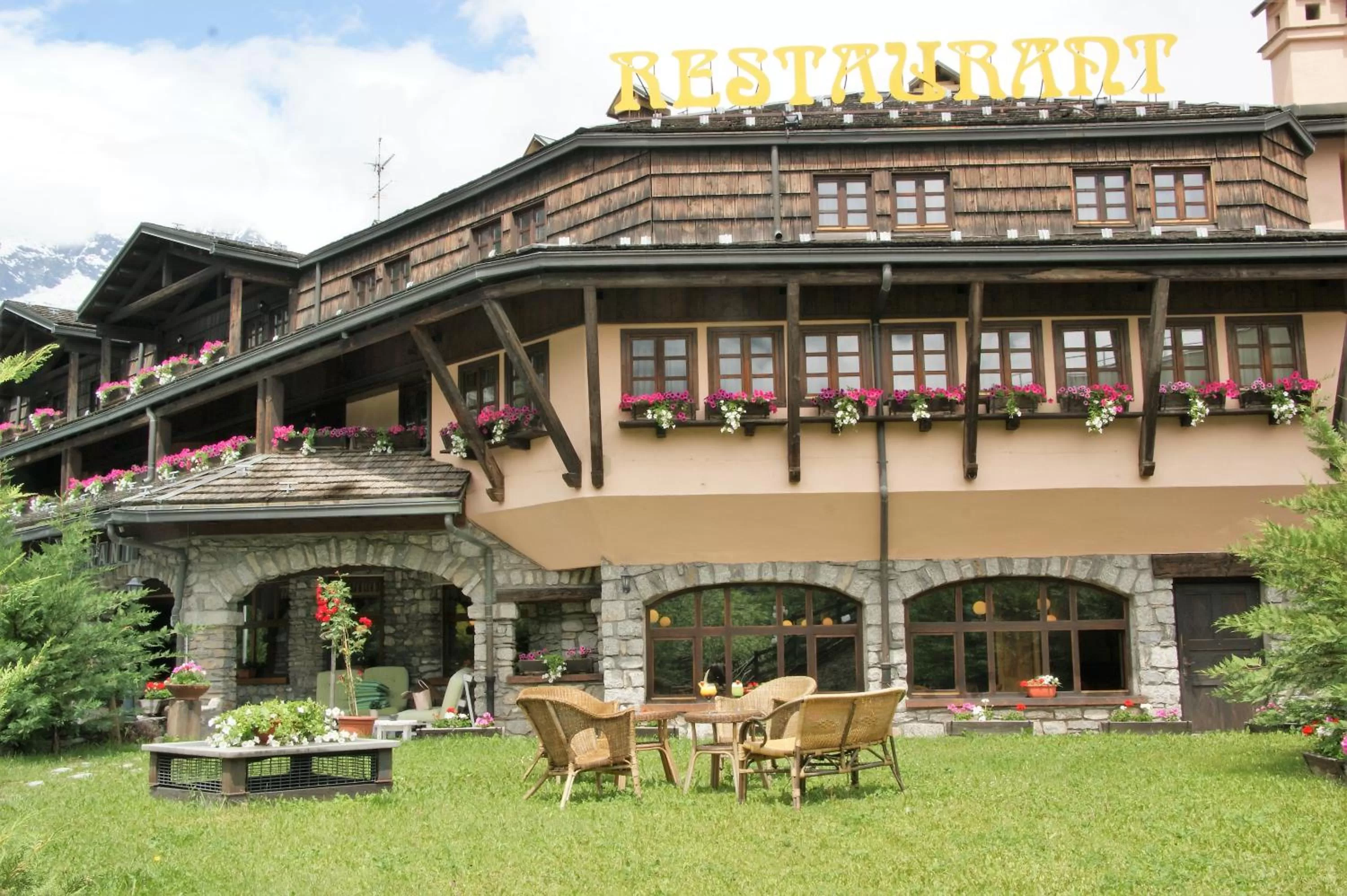 Garden in iH Hotels Courmayeur Mont Blanc